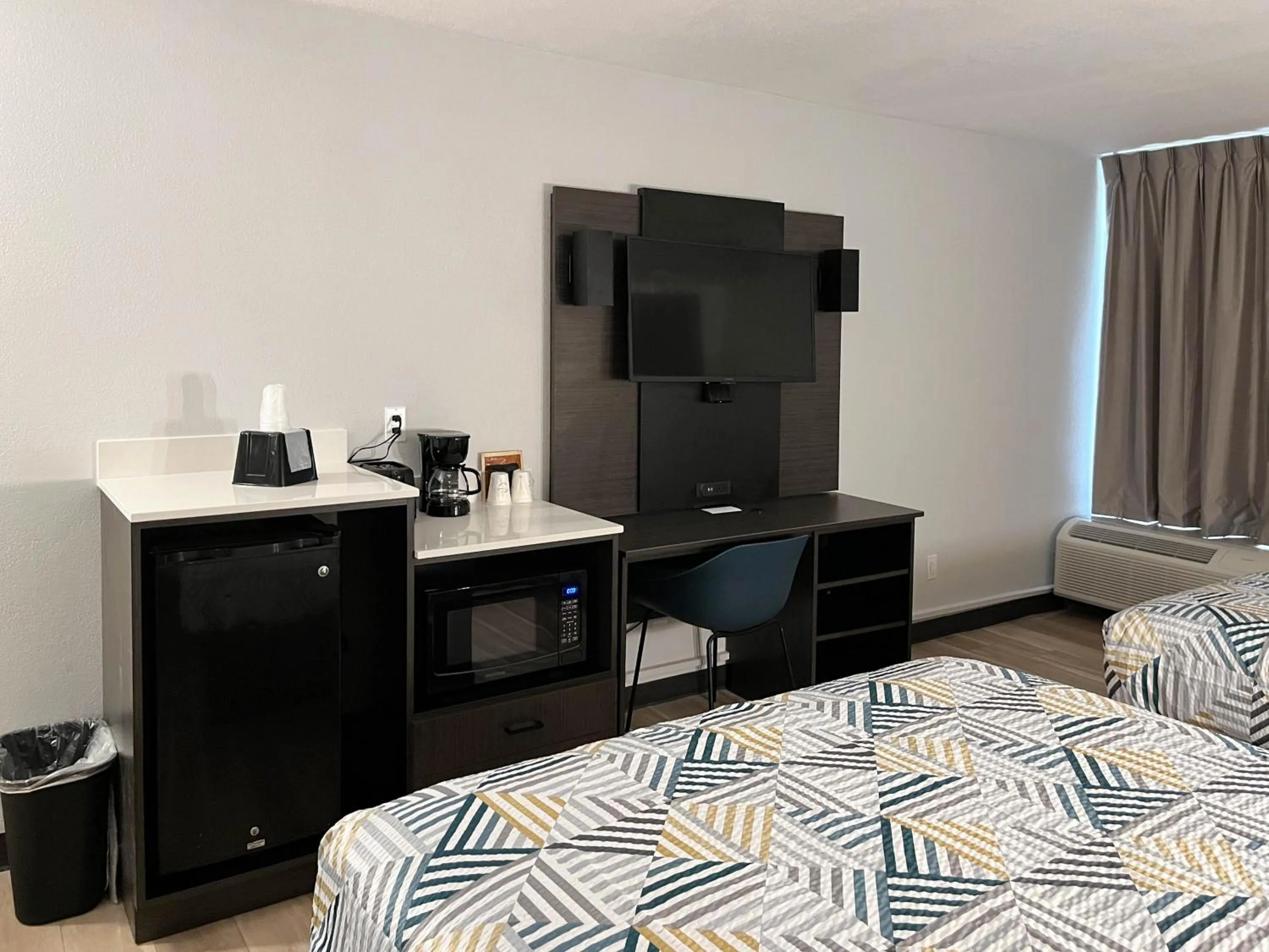 Bedroom, Bed in Studio 6 Nacogdoches TX SFA University