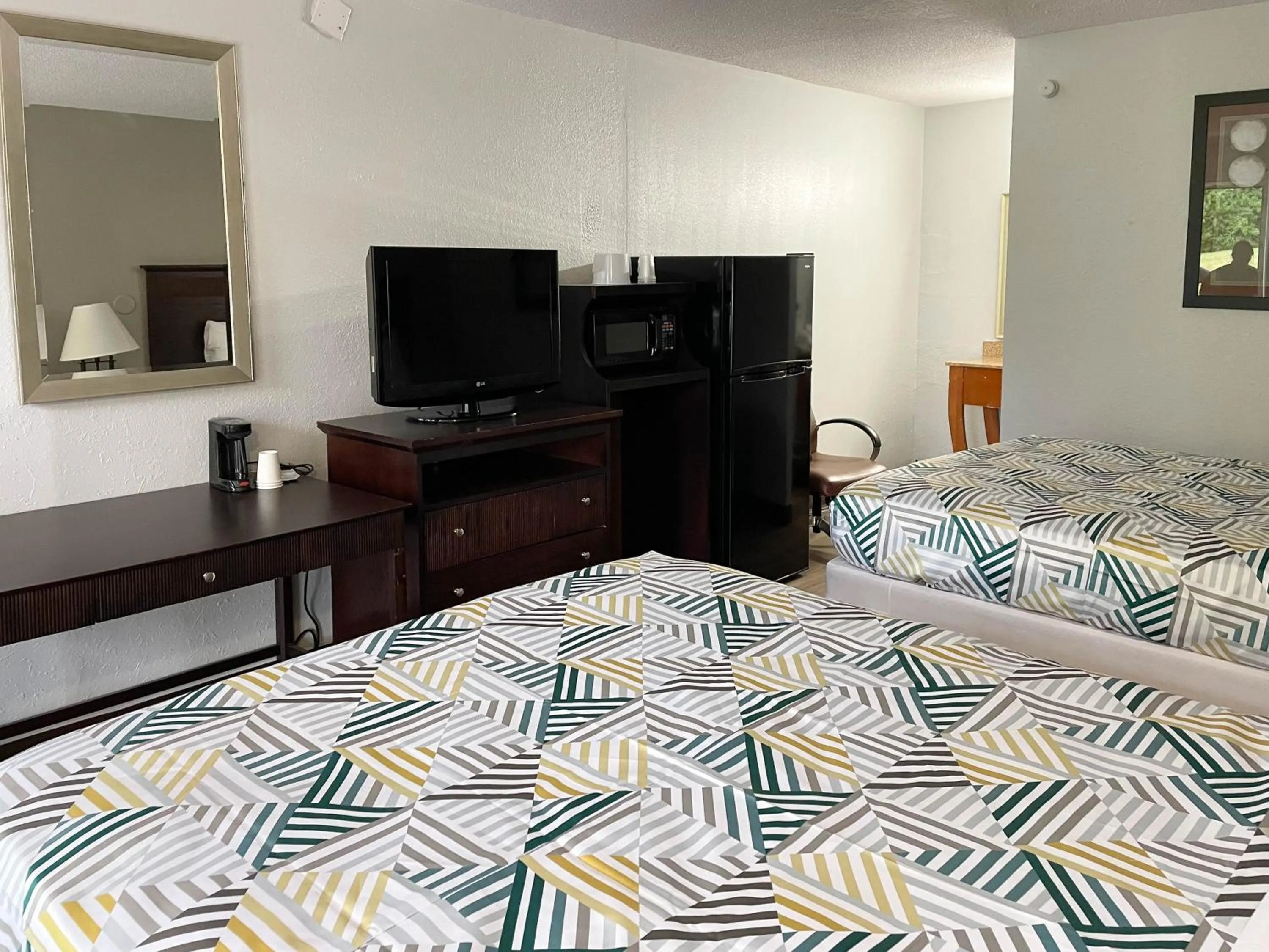 Bedroom, Bed in Suites Wytheville VA