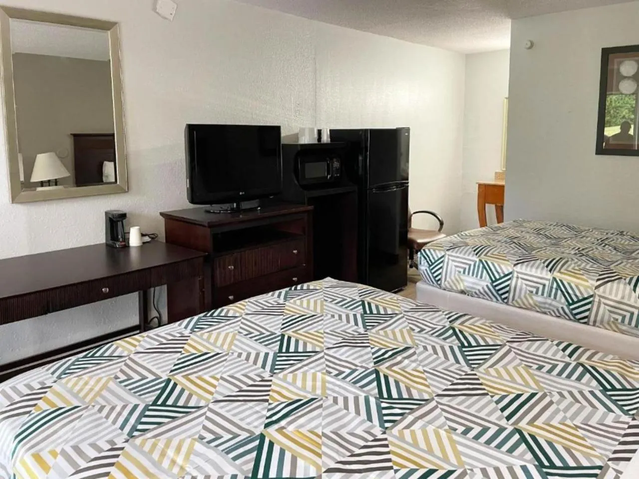 Bedroom, Bed in Suites Wytheville VA