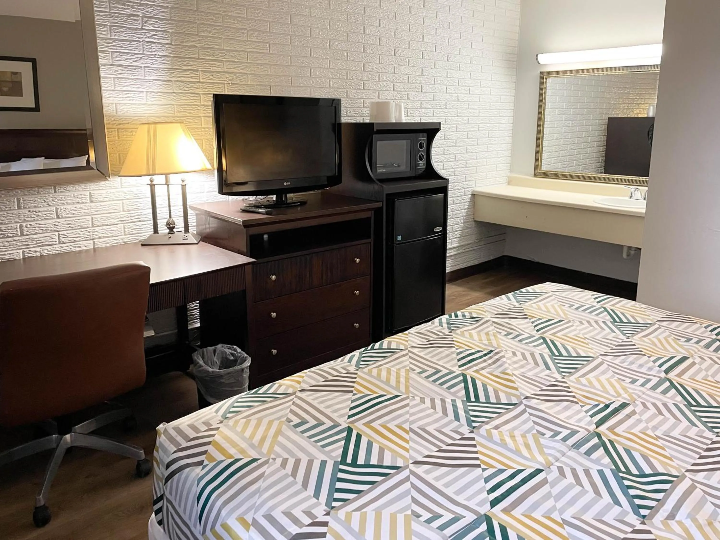 Bedroom, Bed in Suites Wytheville VA