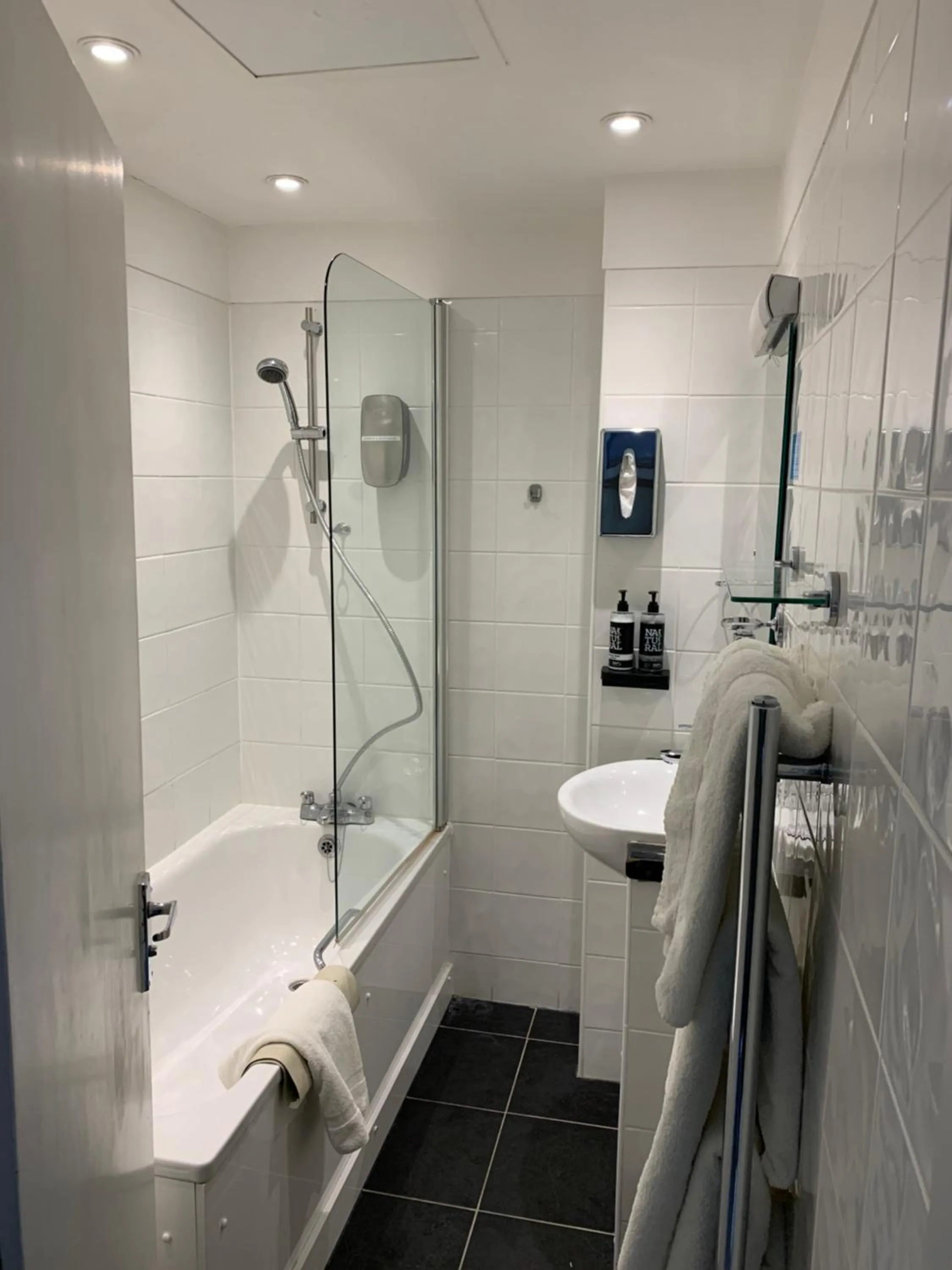 Shower in Marsham Court Hotel