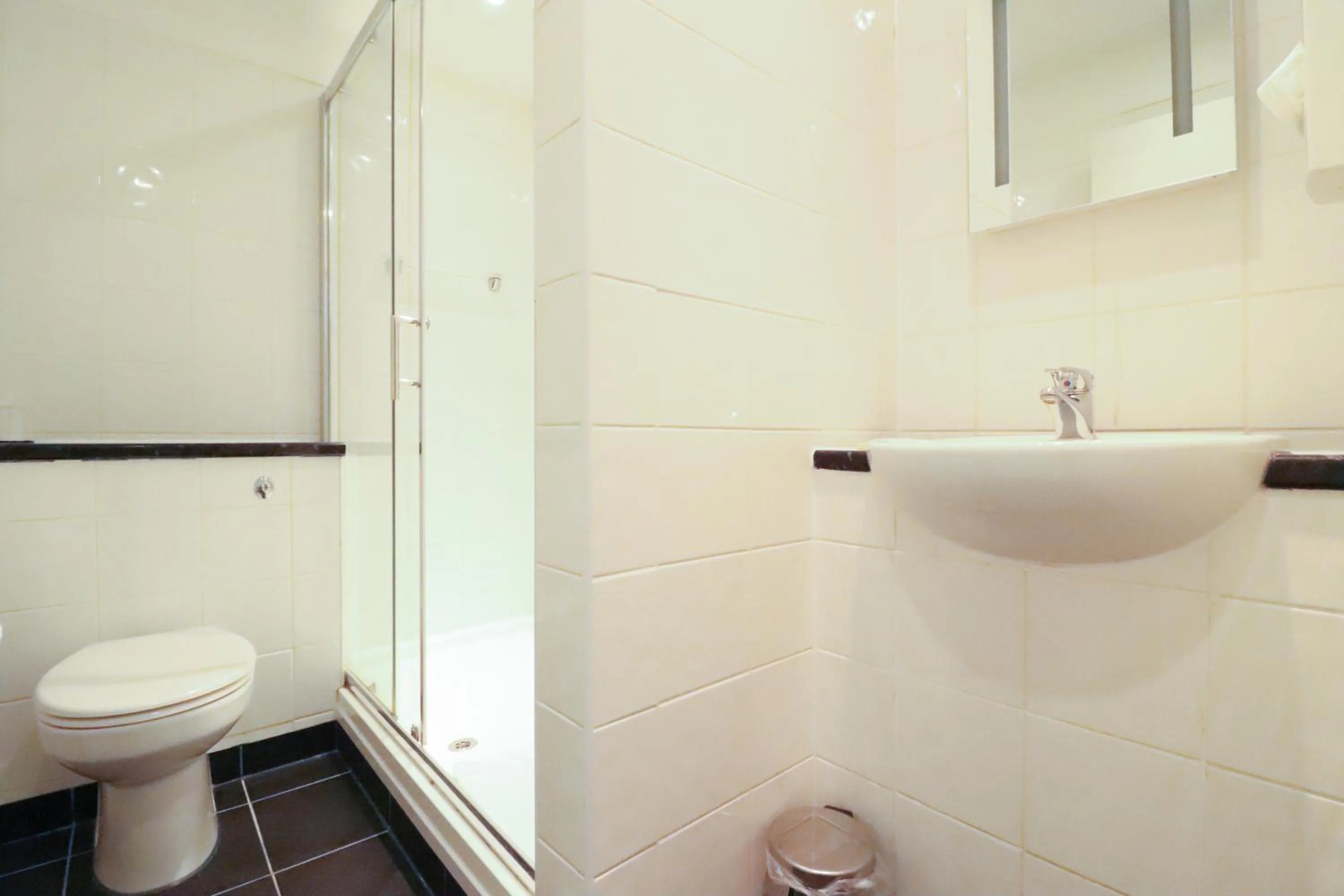 Bathroom in Marsham Court Hotel