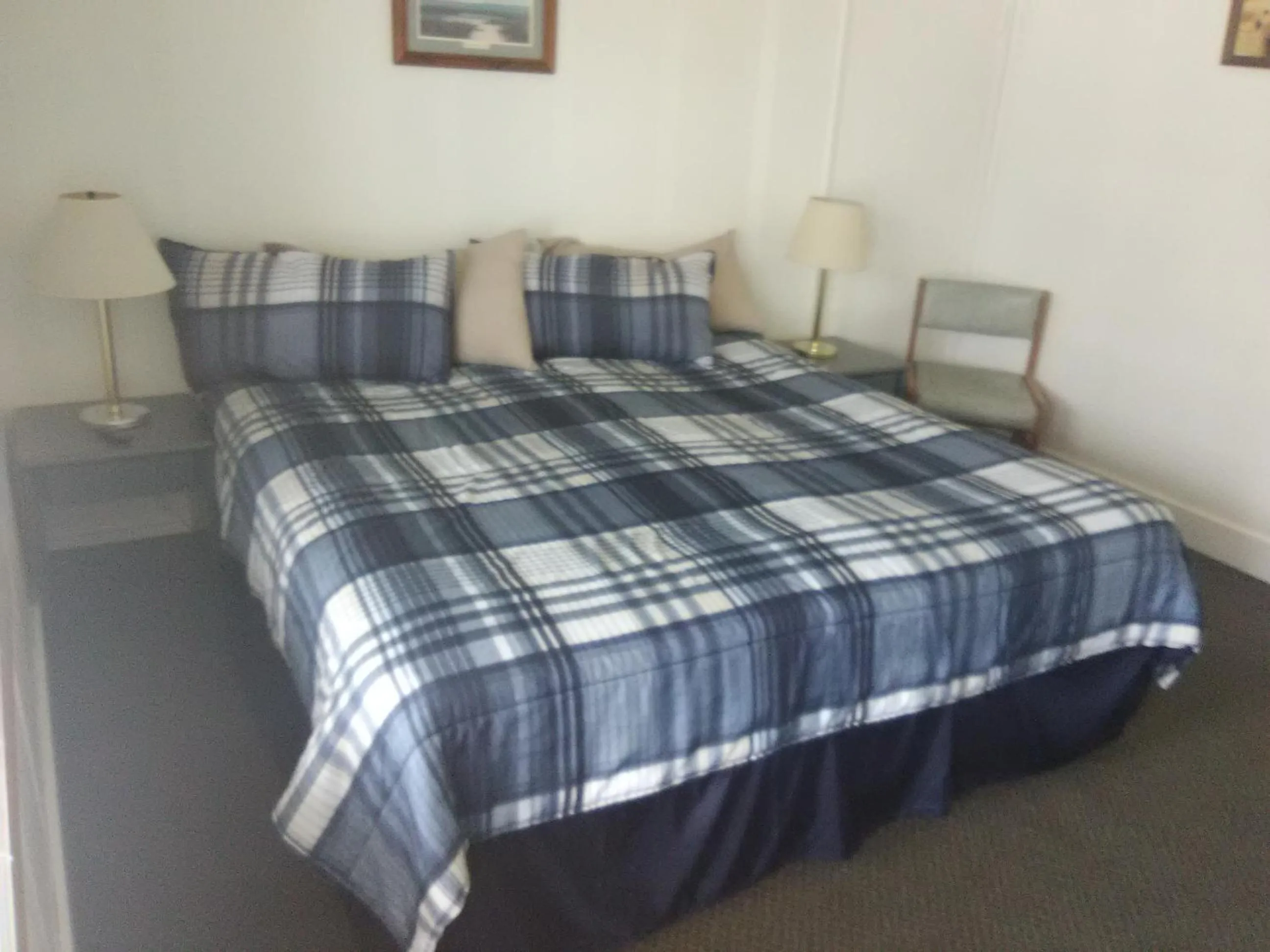 Photo of the whole room, Bed in Trail Motel