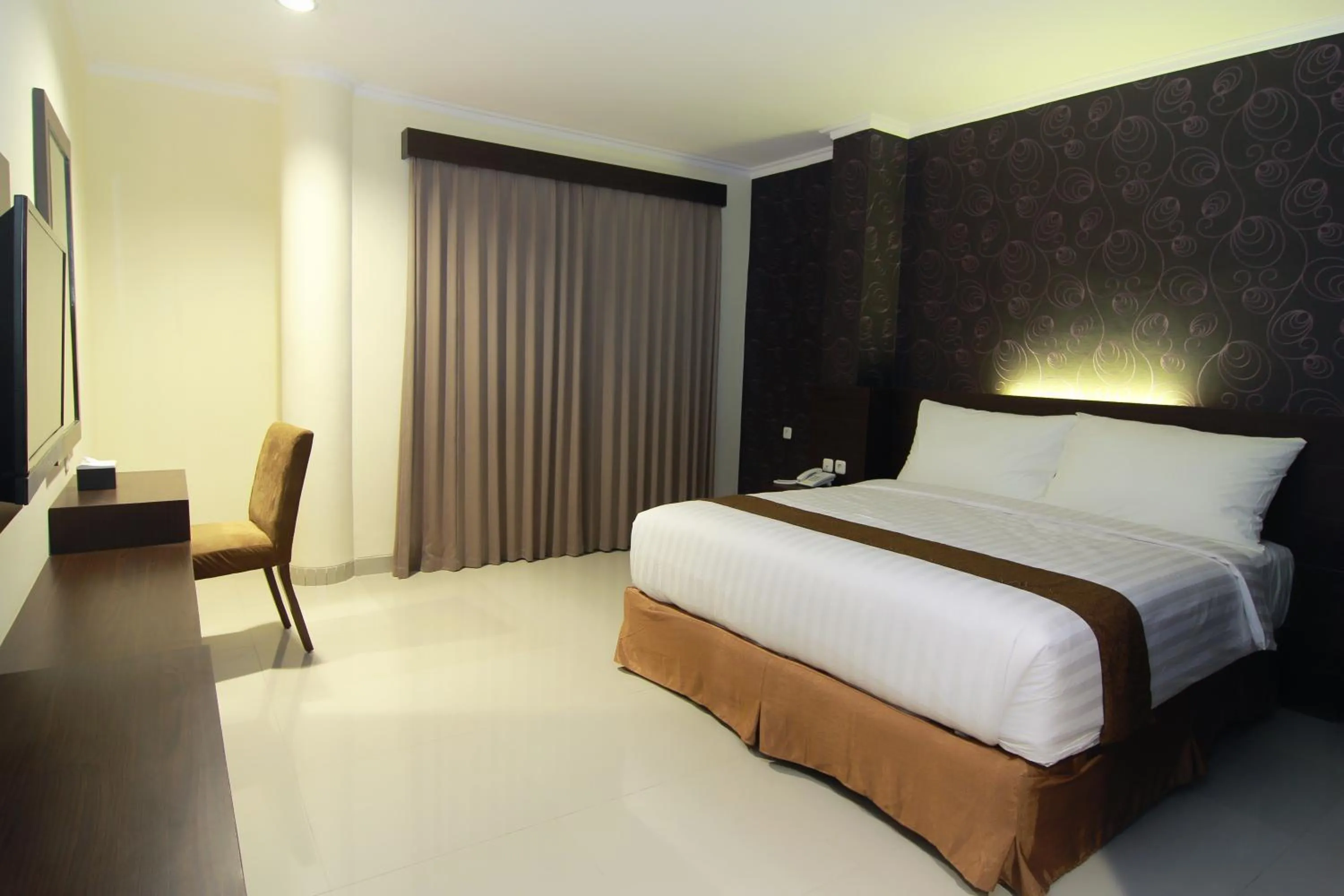 Photo of the whole room, Bed in Nueve Malioboro Hotel Yogyakarta
