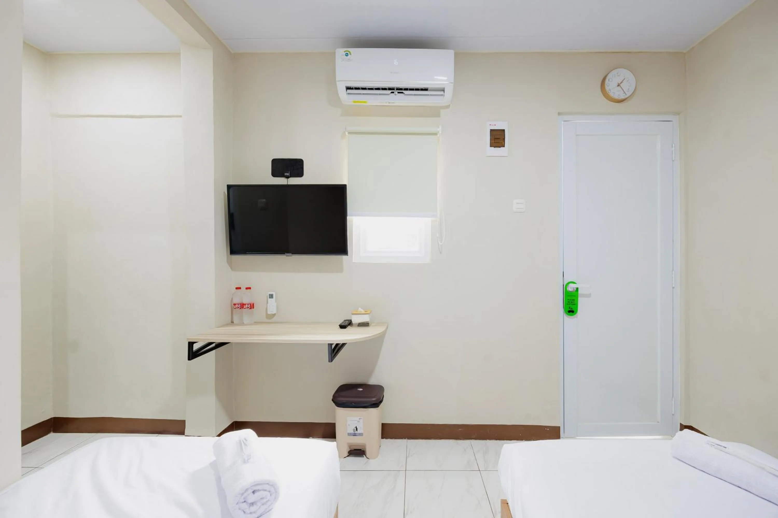 Bedroom, Bed in Urbanview Petukangan Mansion Jakarta