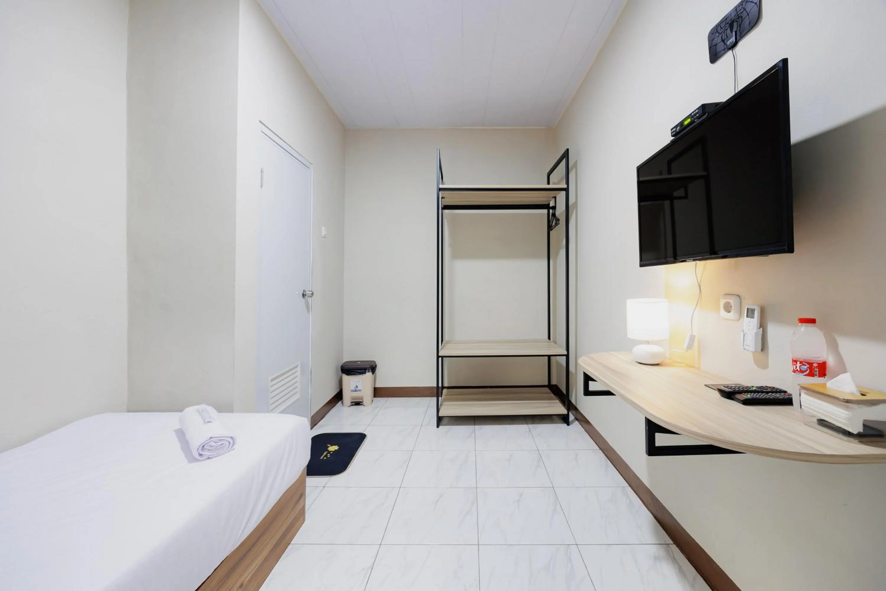 Bedroom, Bed in Urbanview Petukangan Mansion Jakarta