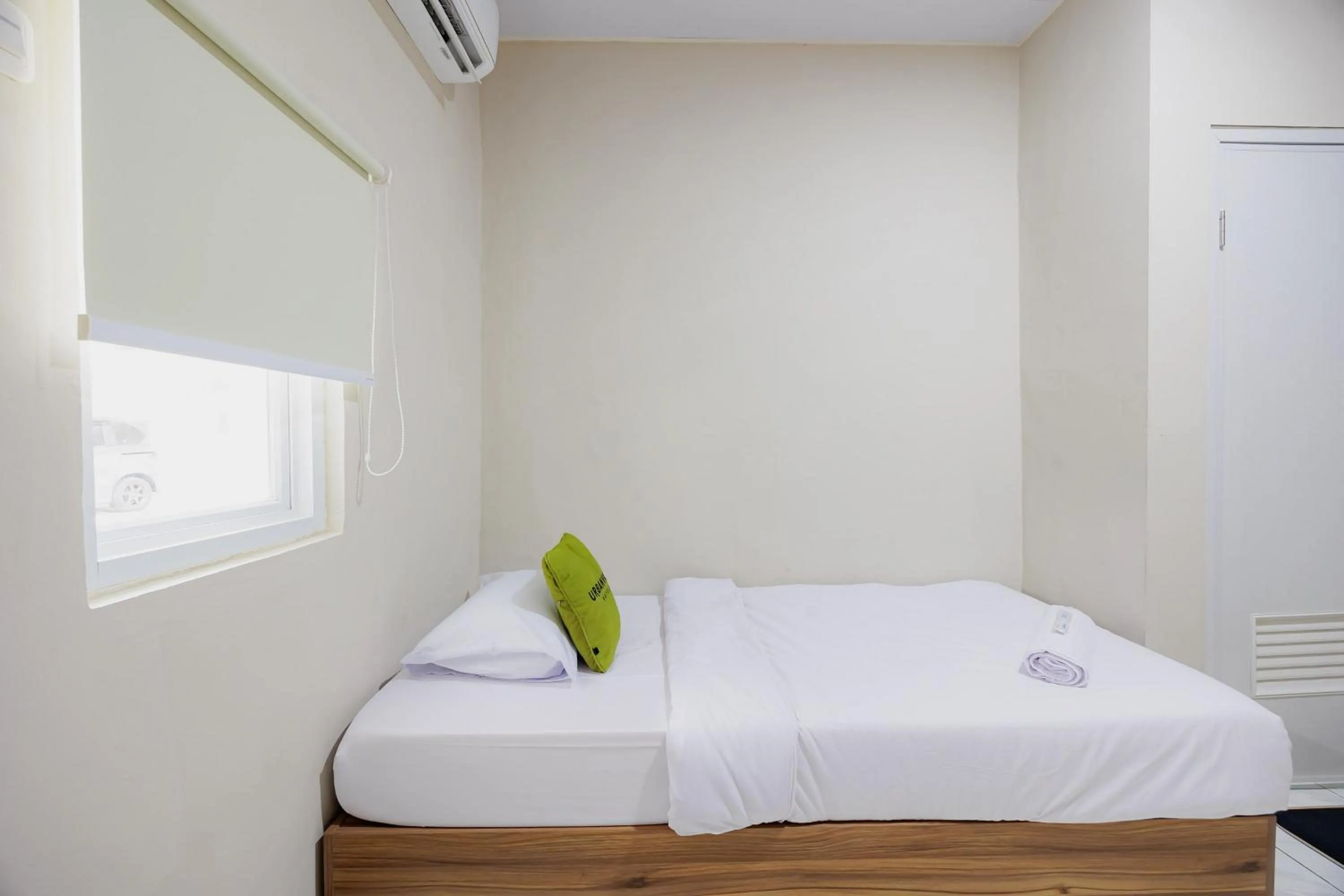 Bedroom, Bed in Urbanview Petukangan Mansion Jakarta