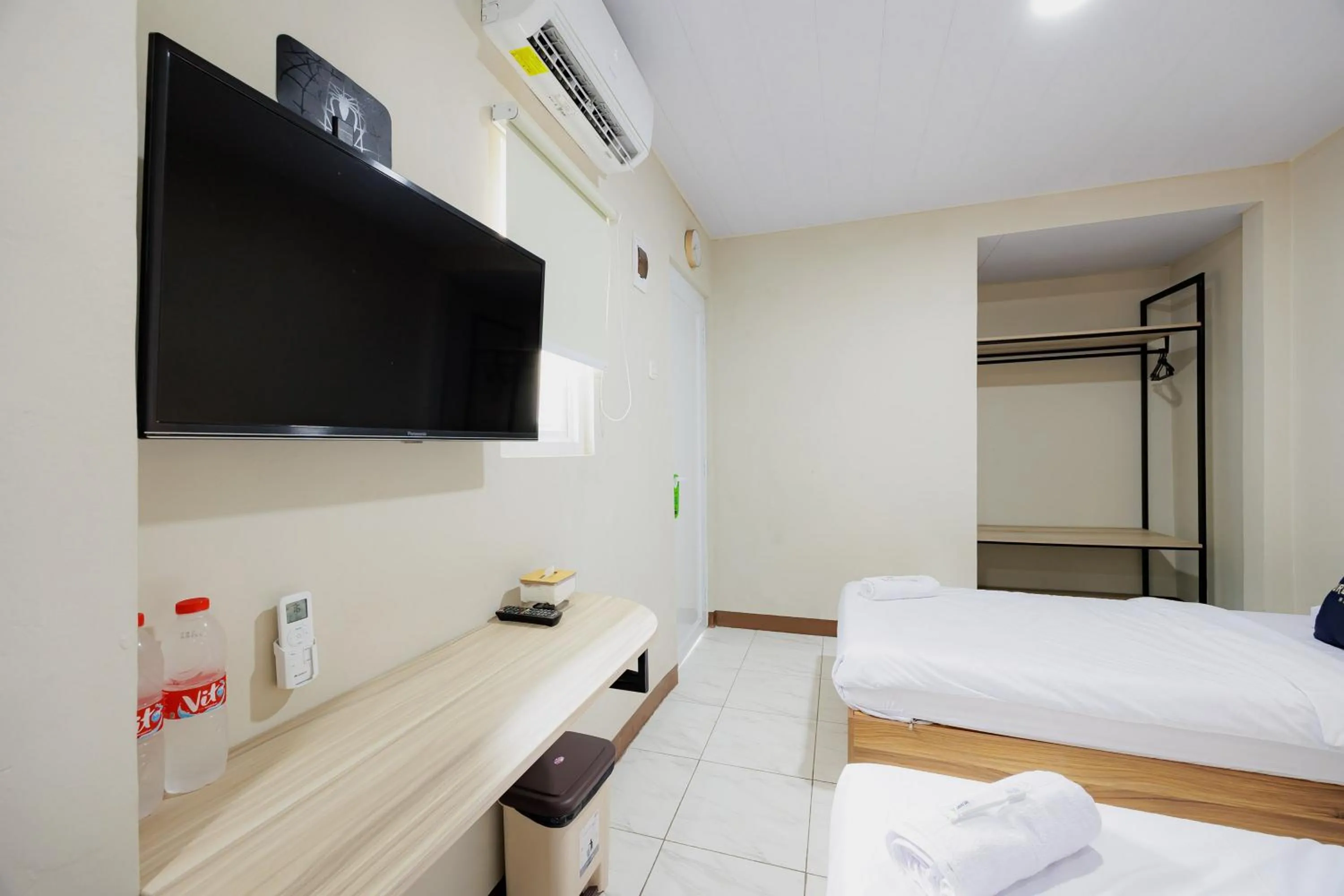 Bedroom, Bed in Urbanview Petukangan Mansion Jakarta