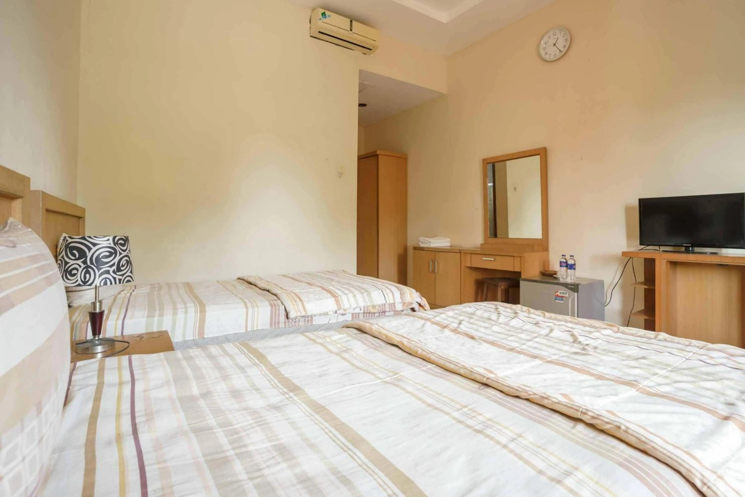 Bedroom, Bed in Wisma Belerang Kalianda Lampung RedPartner