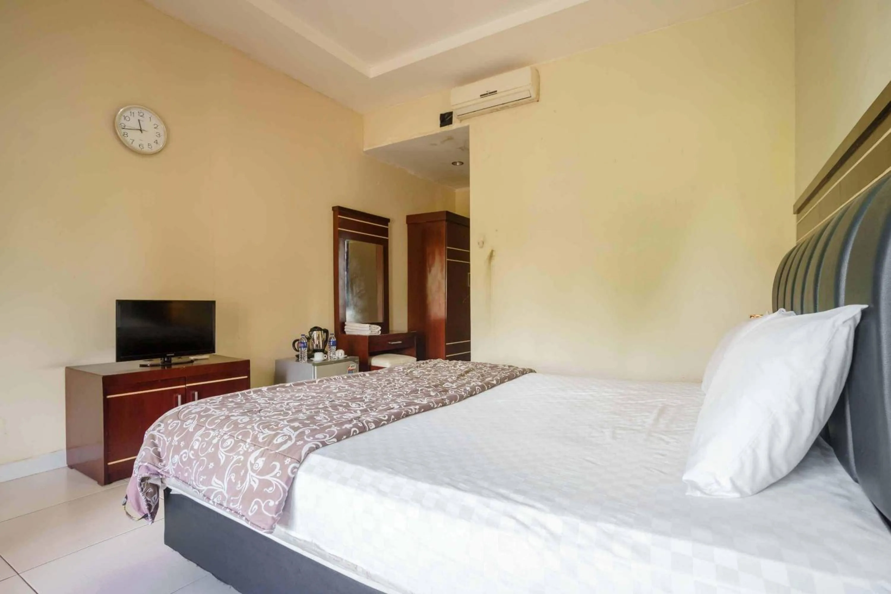 Bedroom, Bed in Wisma Belerang Kalianda Lampung RedPartner