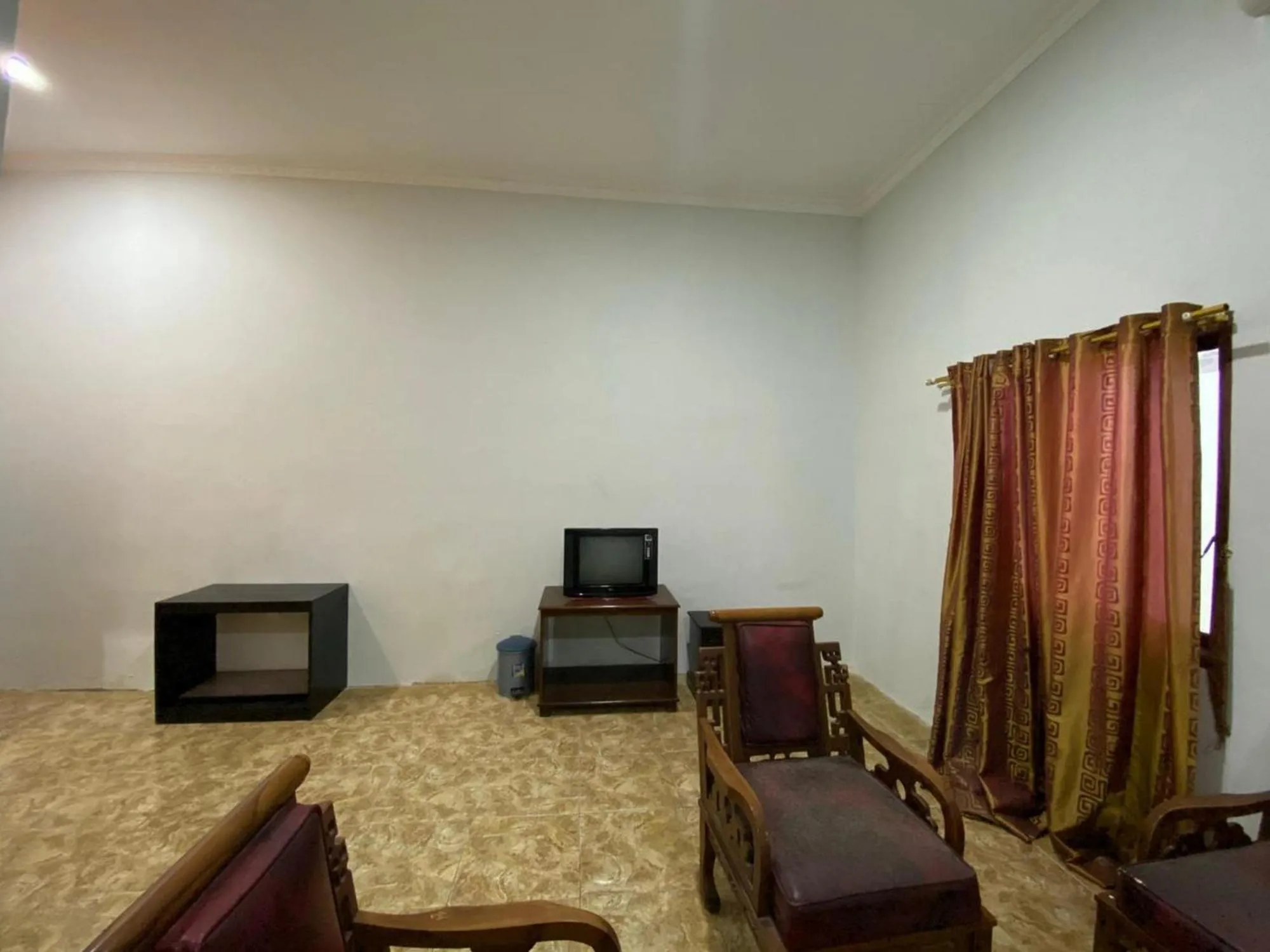 Seating area in Hotel Magellona Makassar Mitra RedDoorz