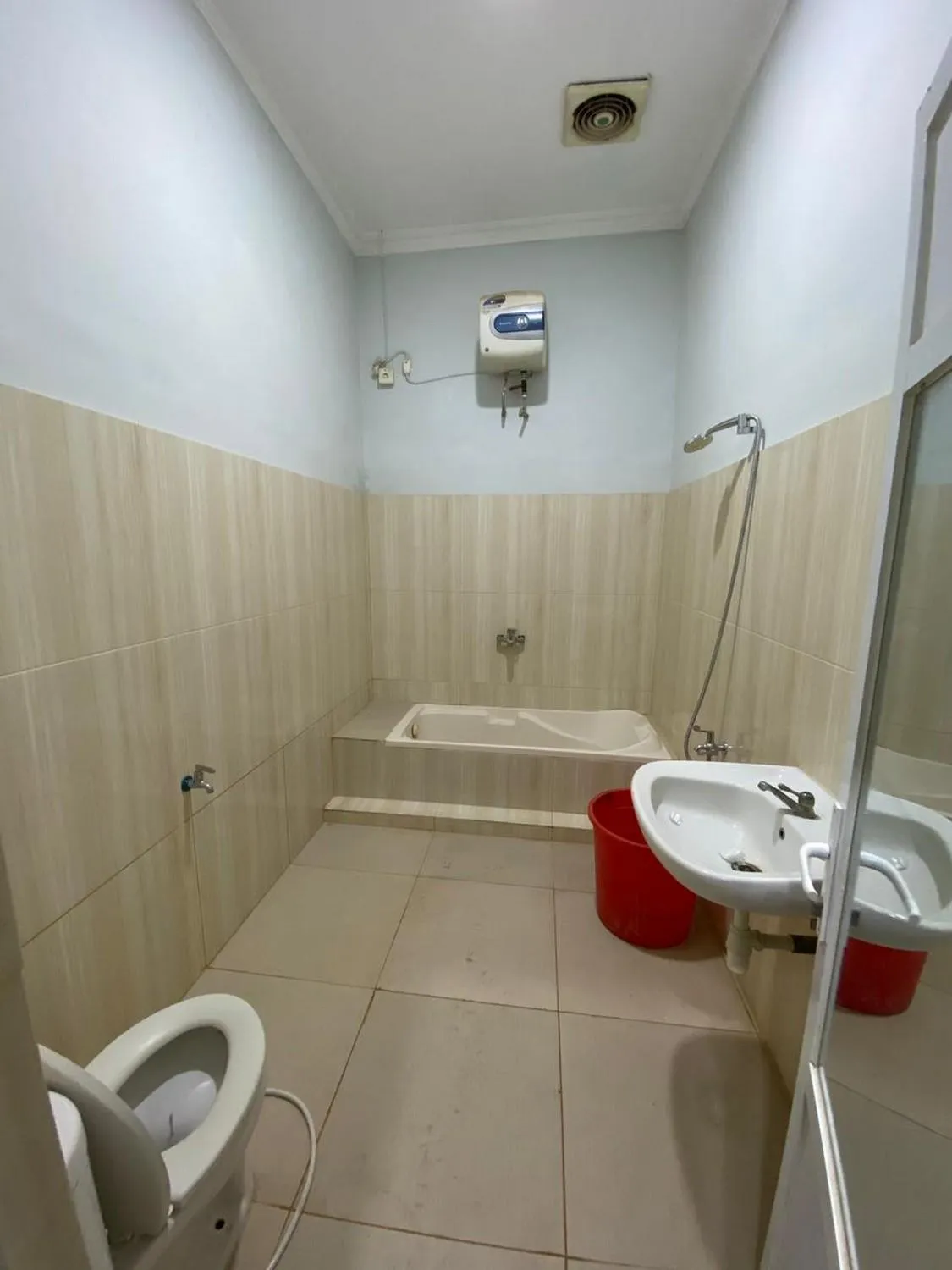 Shower in Hotel Magellona Makassar Mitra RedDoorz