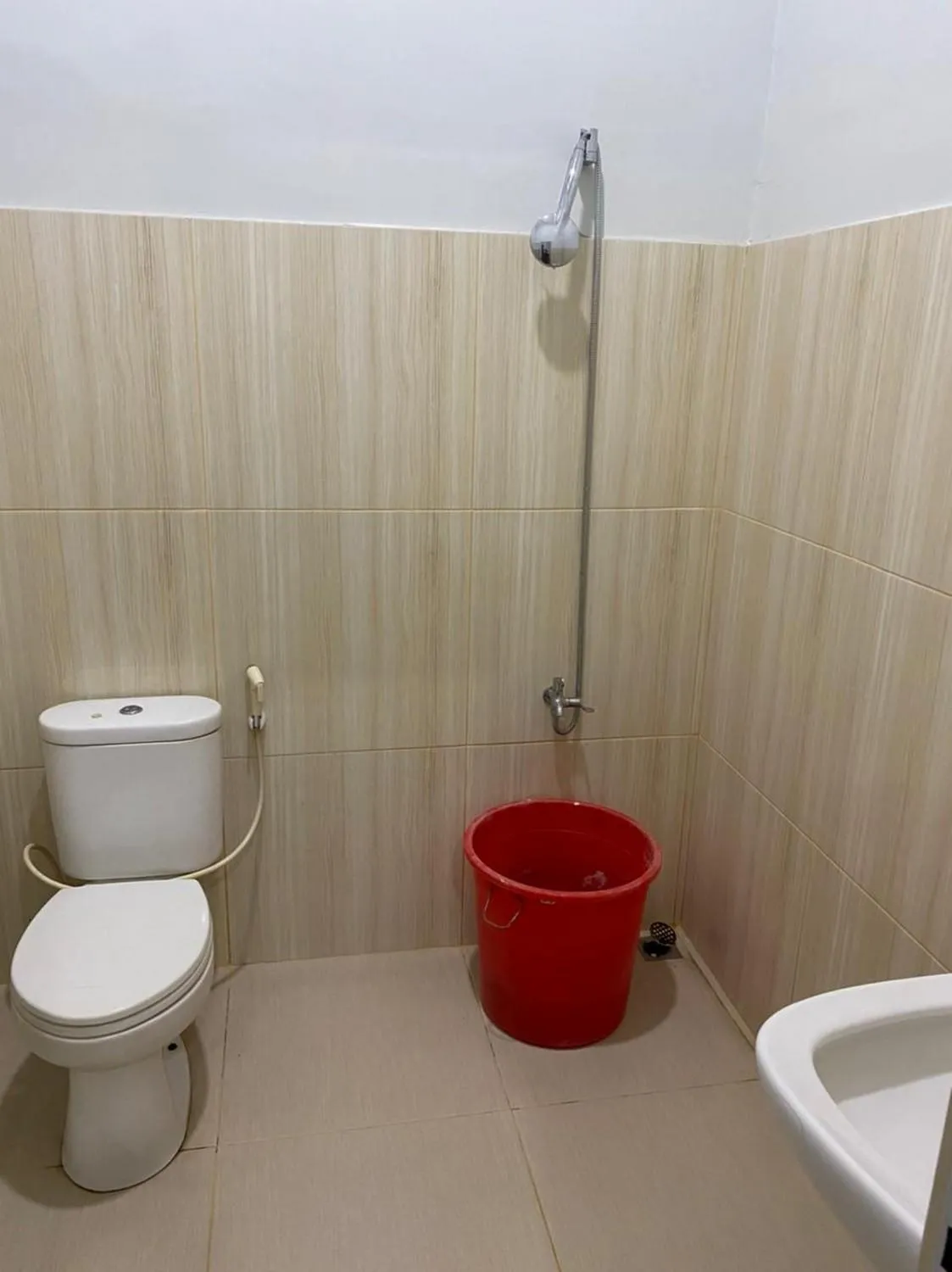 Shower in Hotel Magellona Makassar Mitra RedDoorz