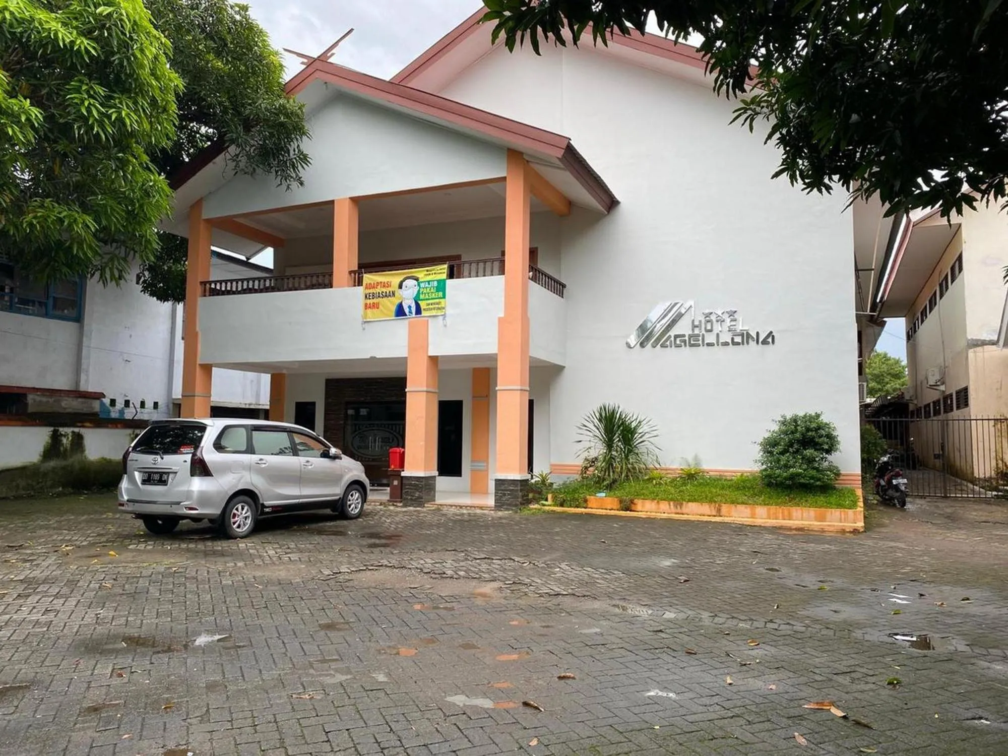 Property building in Hotel Magellona Makassar Mitra RedDoorz