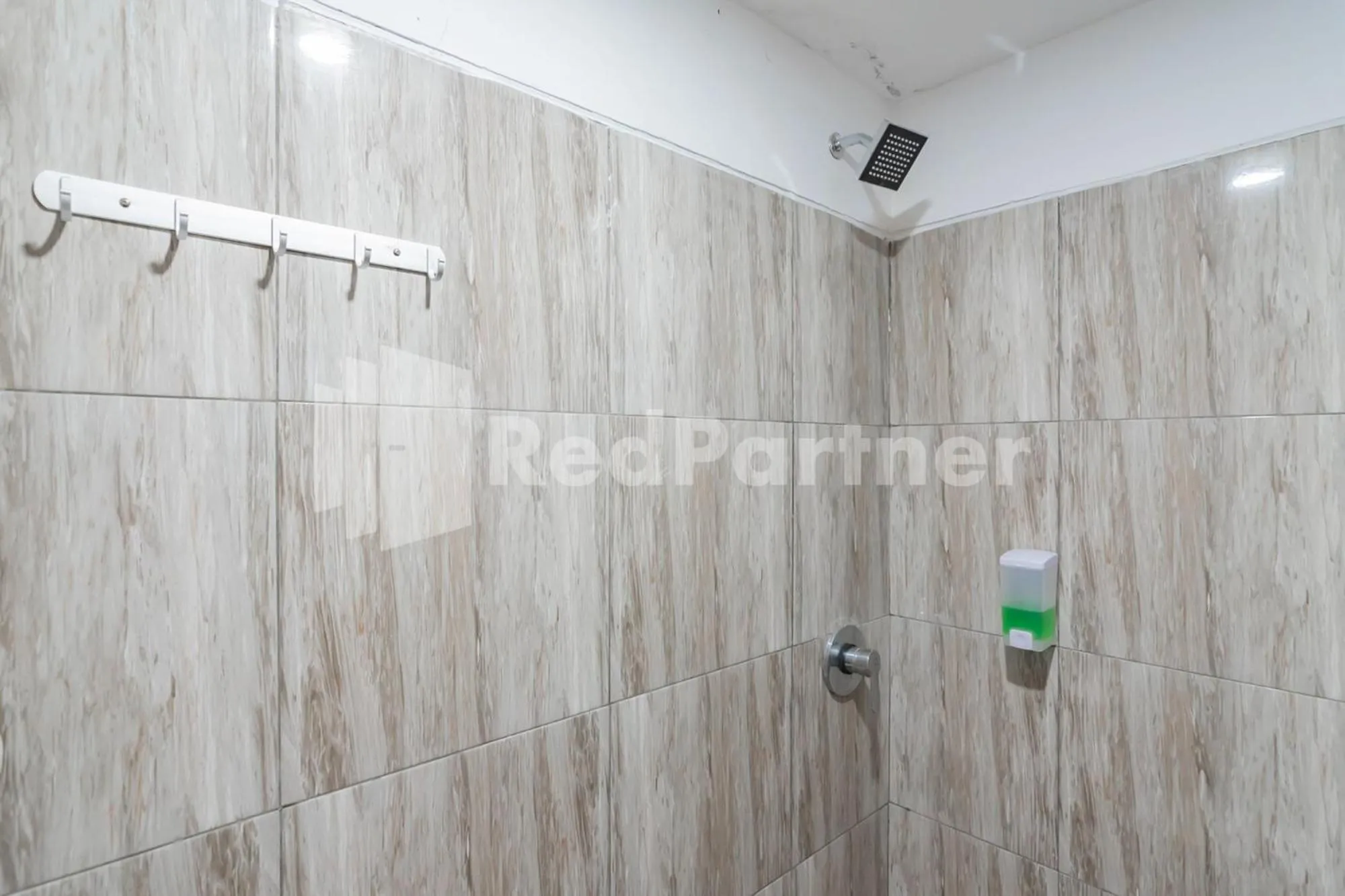 Shower in D'Valley View Lembang Mitra RedDoorz