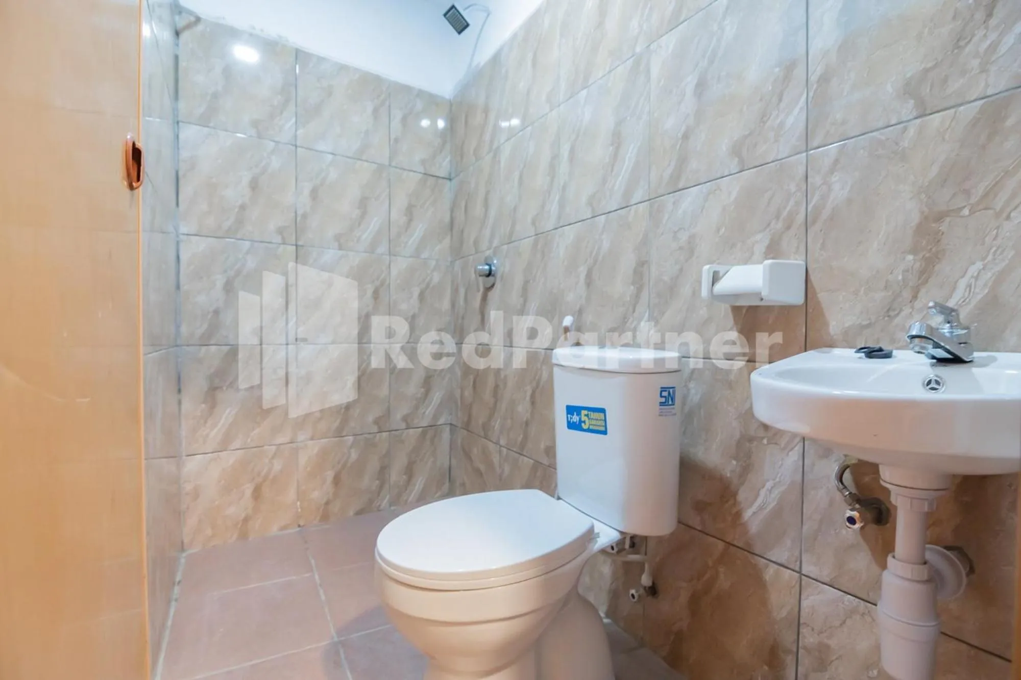 Shower in D'Valley View Lembang Mitra RedDoorz