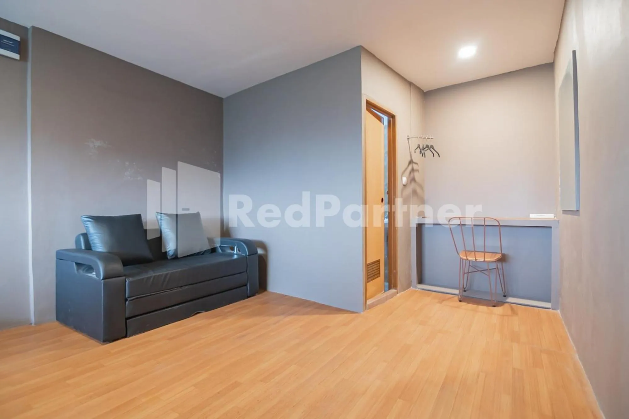 Seating area in D'Valley View Lembang Mitra RedDoorz