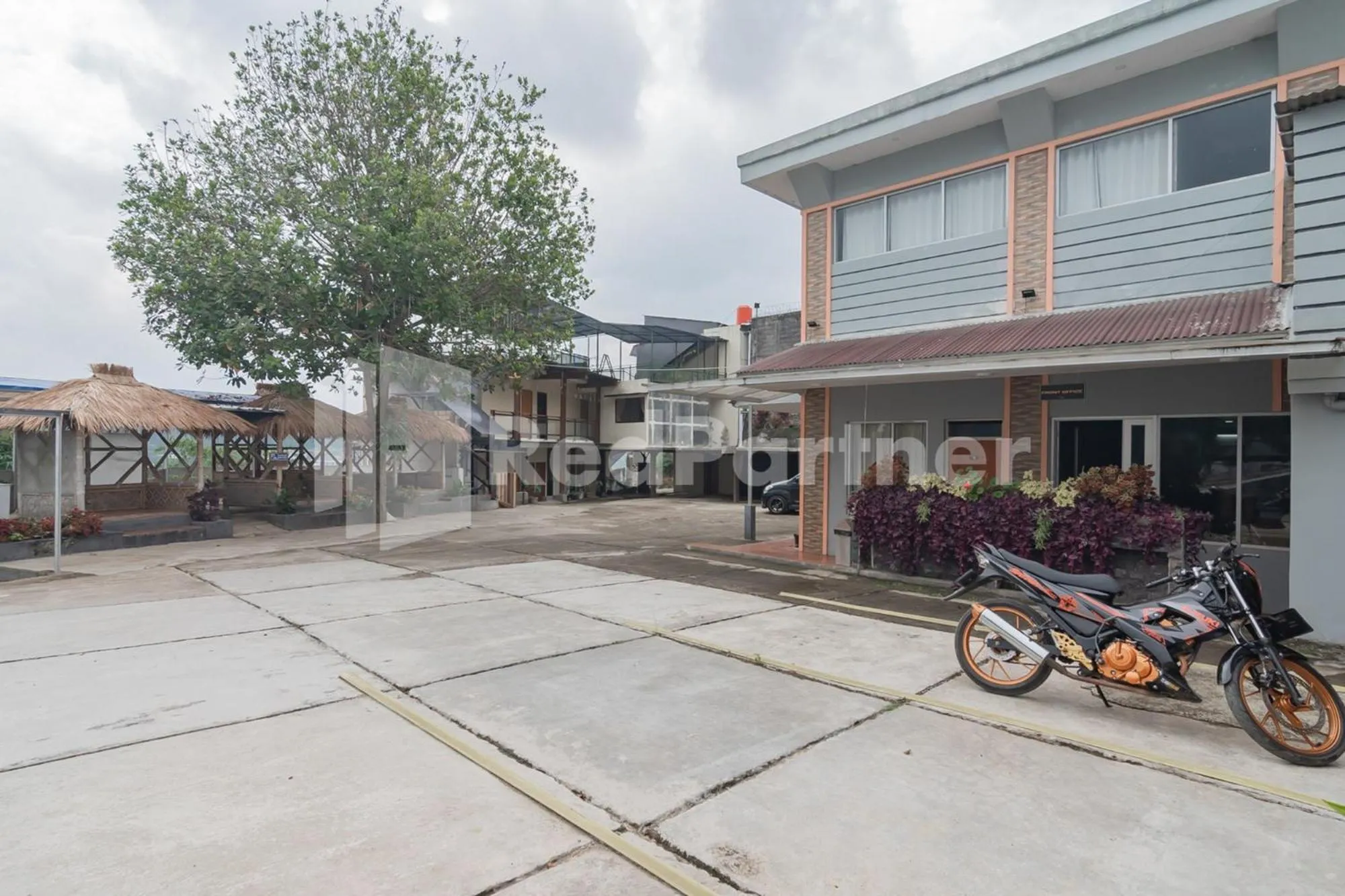 Parking in D'Valley View Lembang Mitra RedDoorz