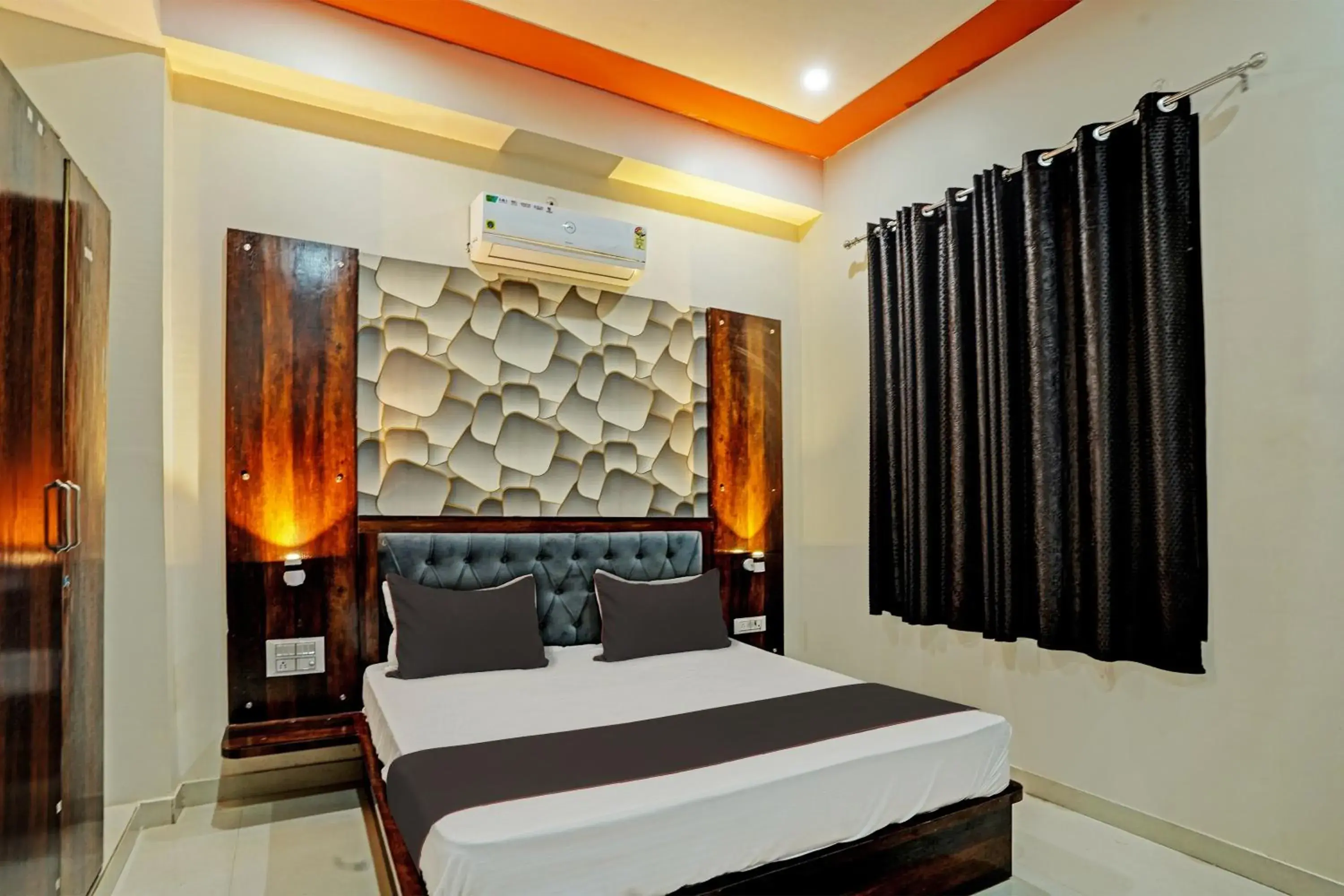 Classic Triple Room - single occupancy in Hotel O SR HOTEL Classic Triple Room - single occupancy in Hotel O SR HOTEL