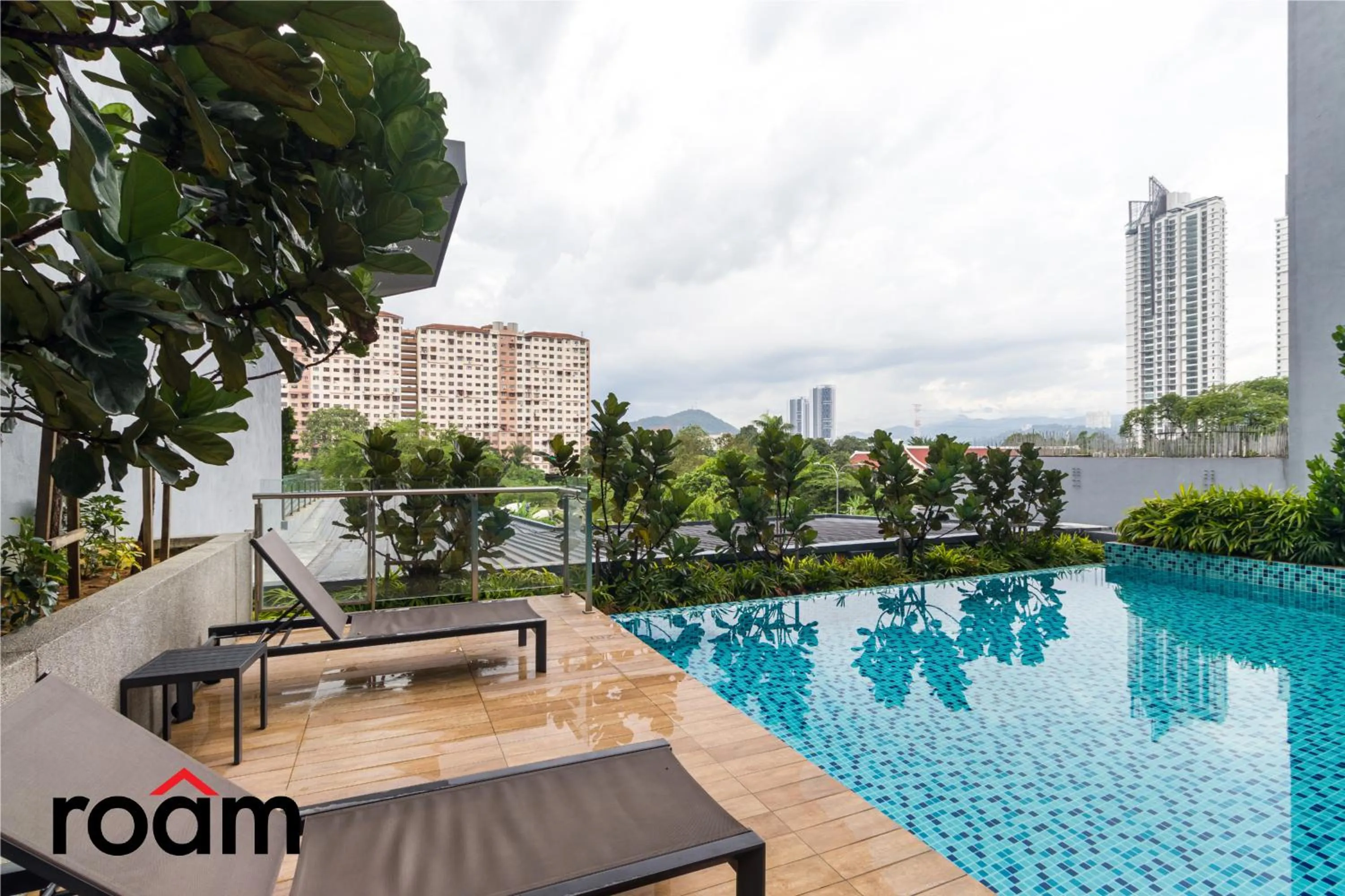 Swimming pool in Neu Suites Residence, Embassy Row