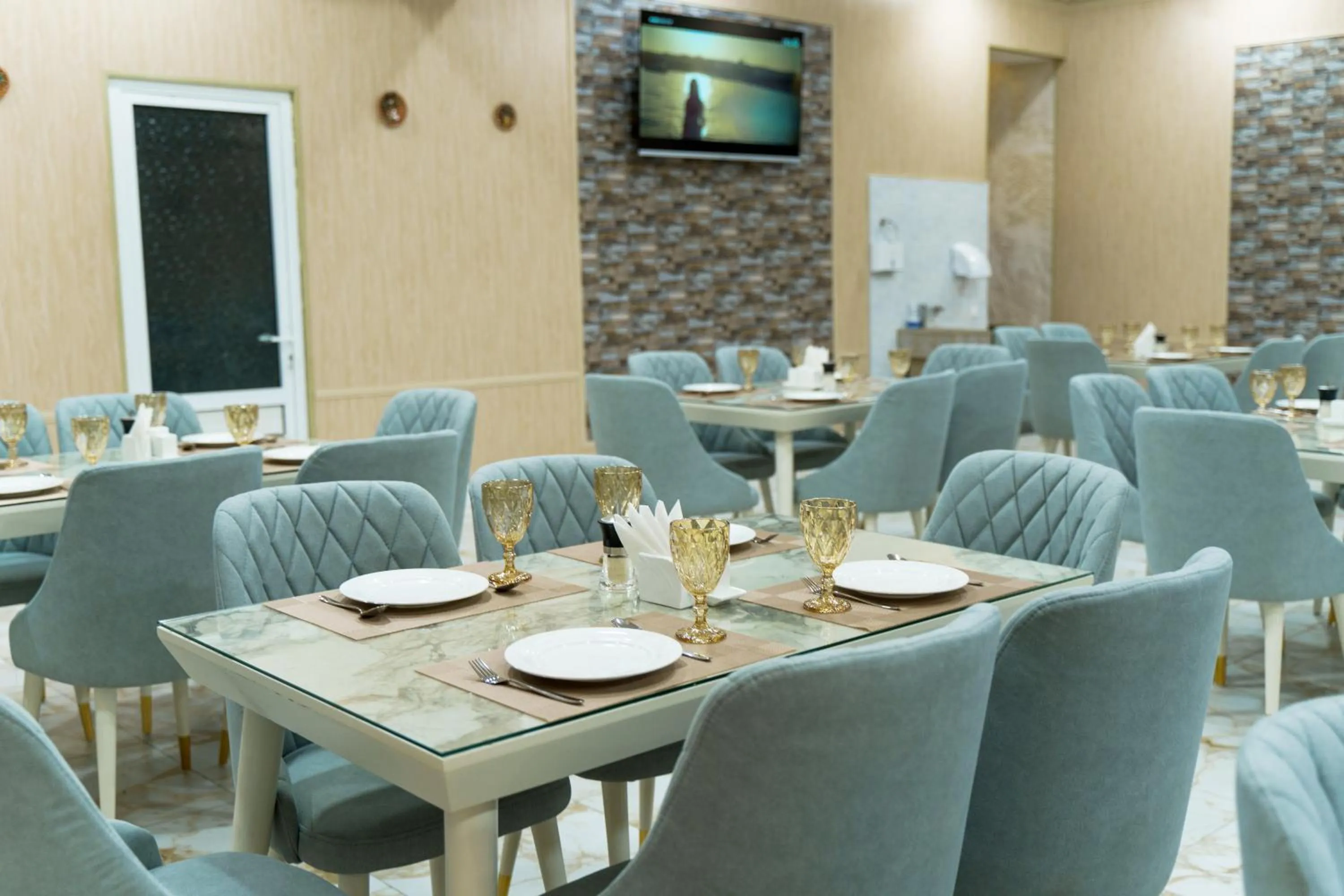 Restaurant/places to eat in AYNIY Hotel