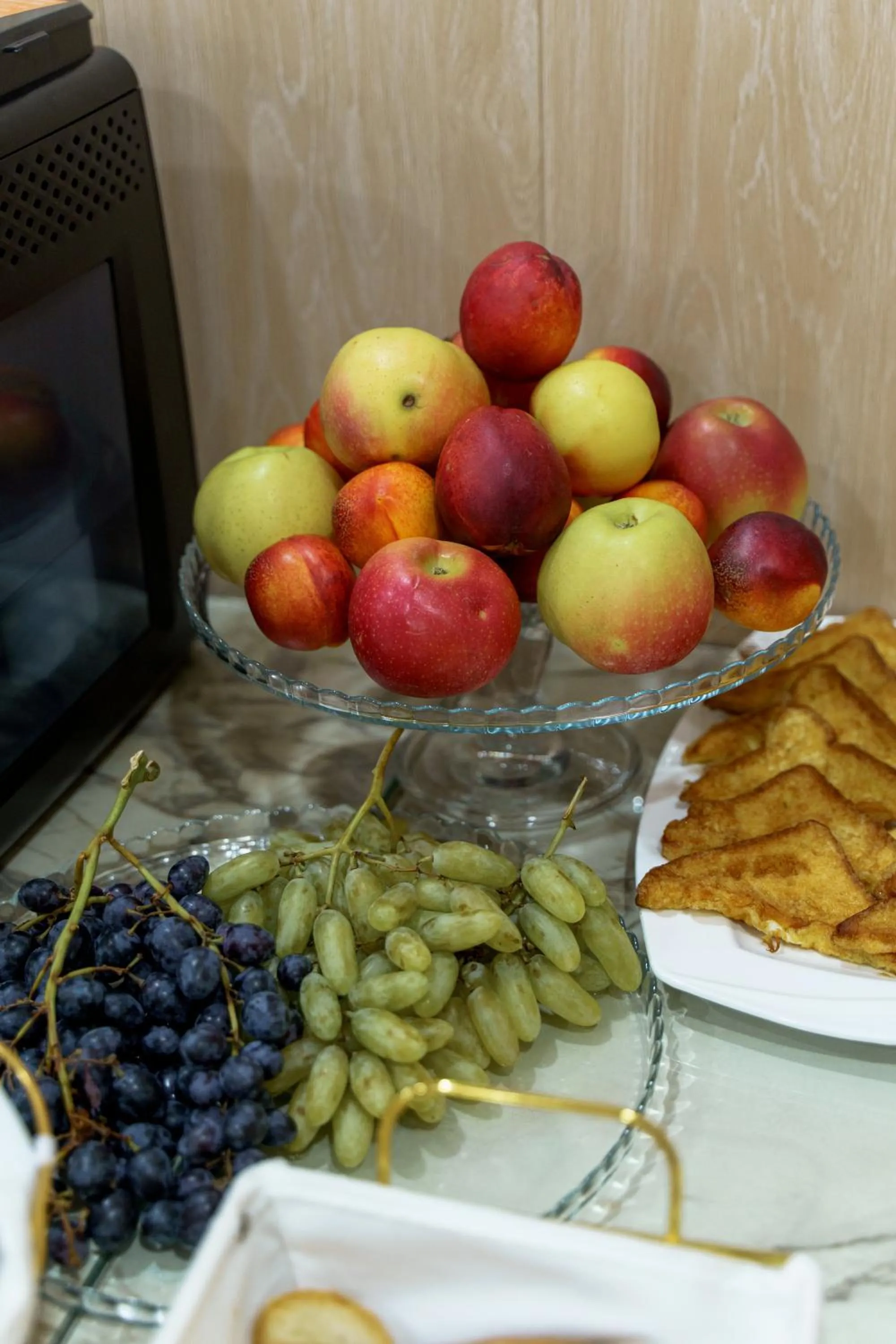 Restaurant/places to eat in AYNIY Hotel