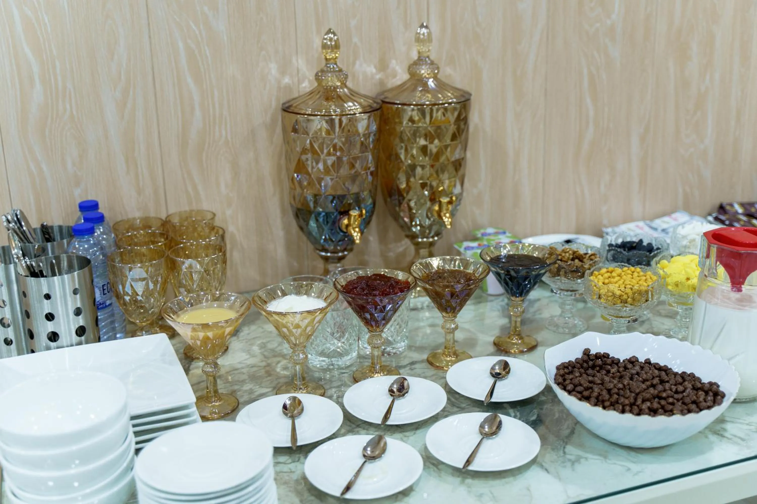 Restaurant/places to eat in AYNIY Hotel