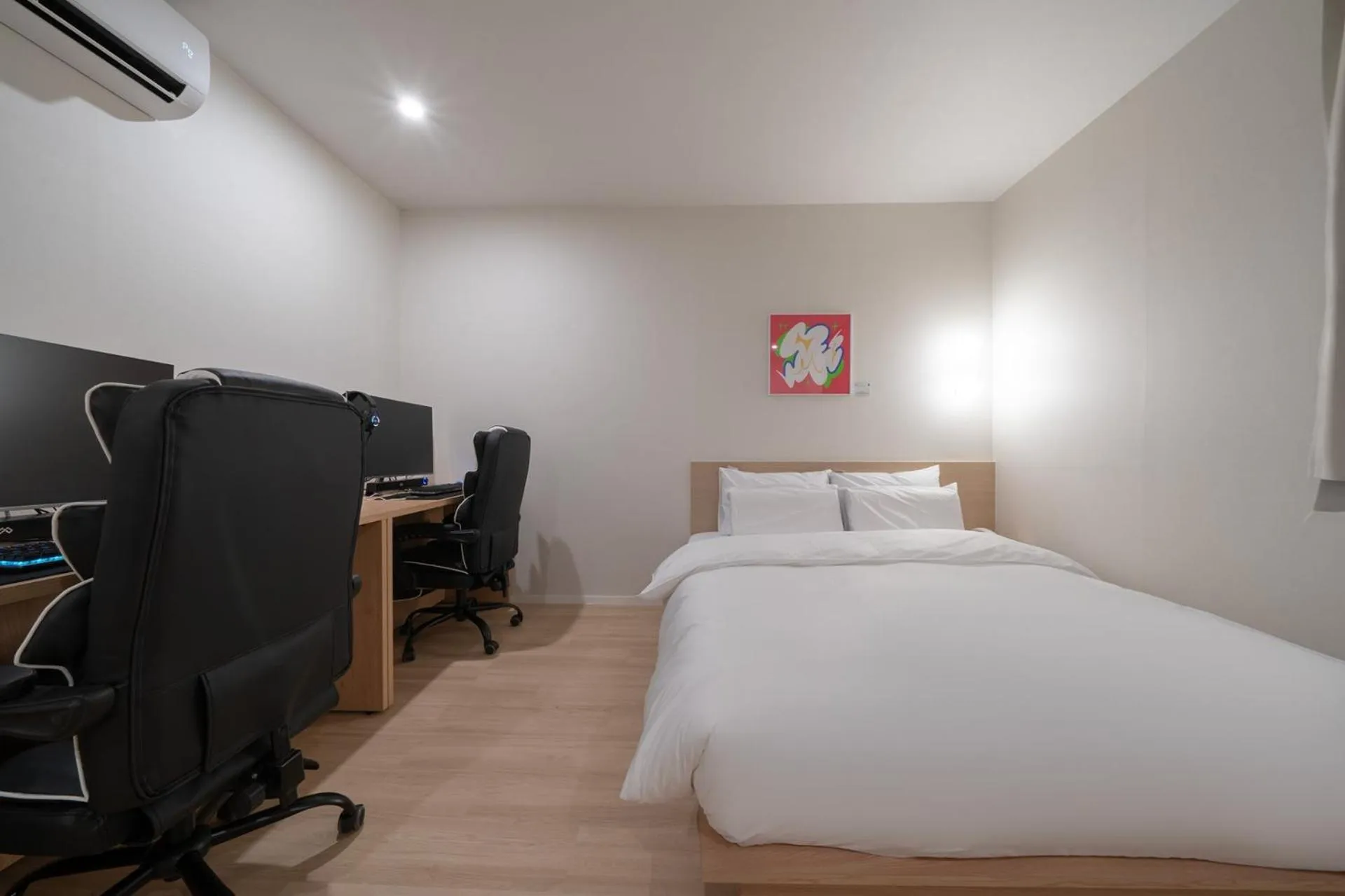 Photo of the whole room, Bed in Aank Hotel Ilsan