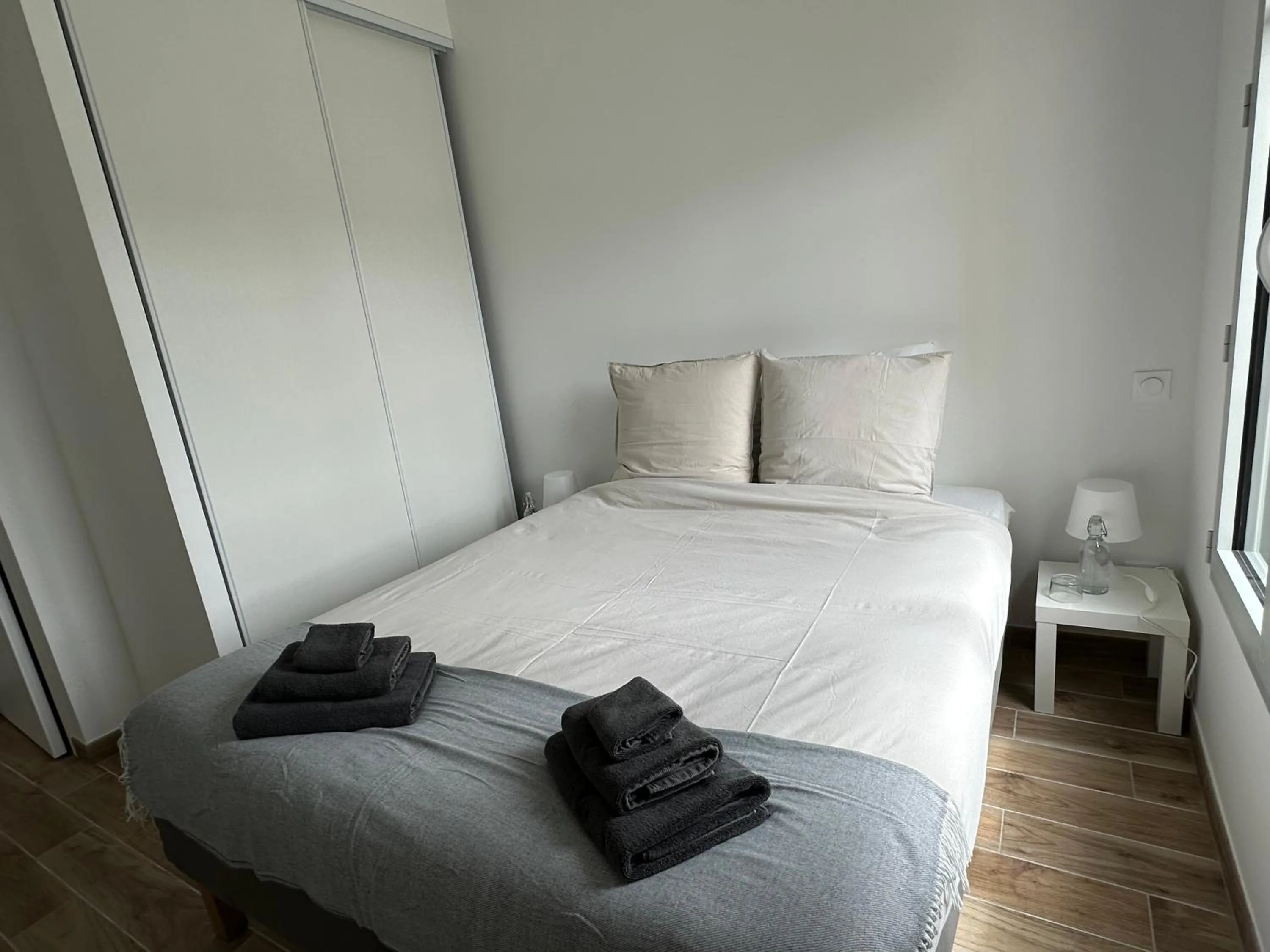 Photo of the whole room, Bed in Appartement Design X - Hyper Centre - Parking Privé - Terrasse Plein Sud Quimper