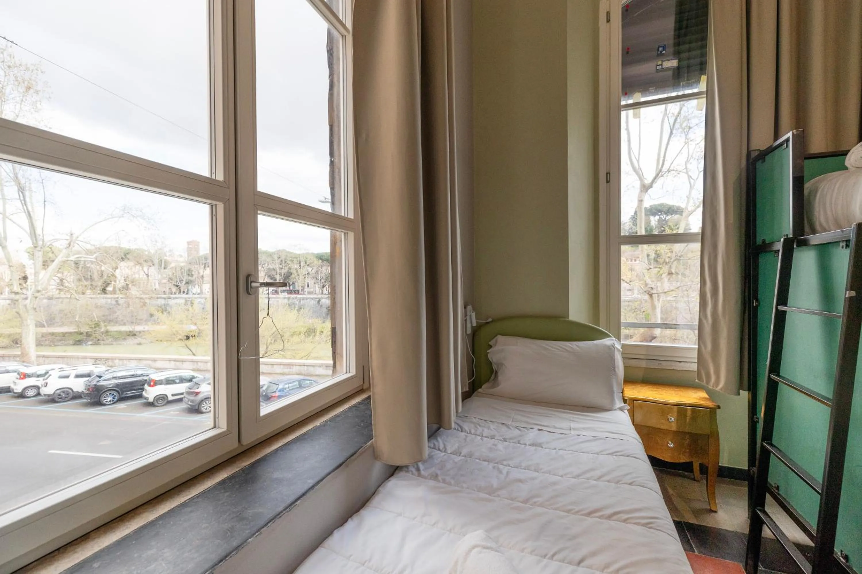 View (from property/room), Bed in Borgo Ripa Urban Travel