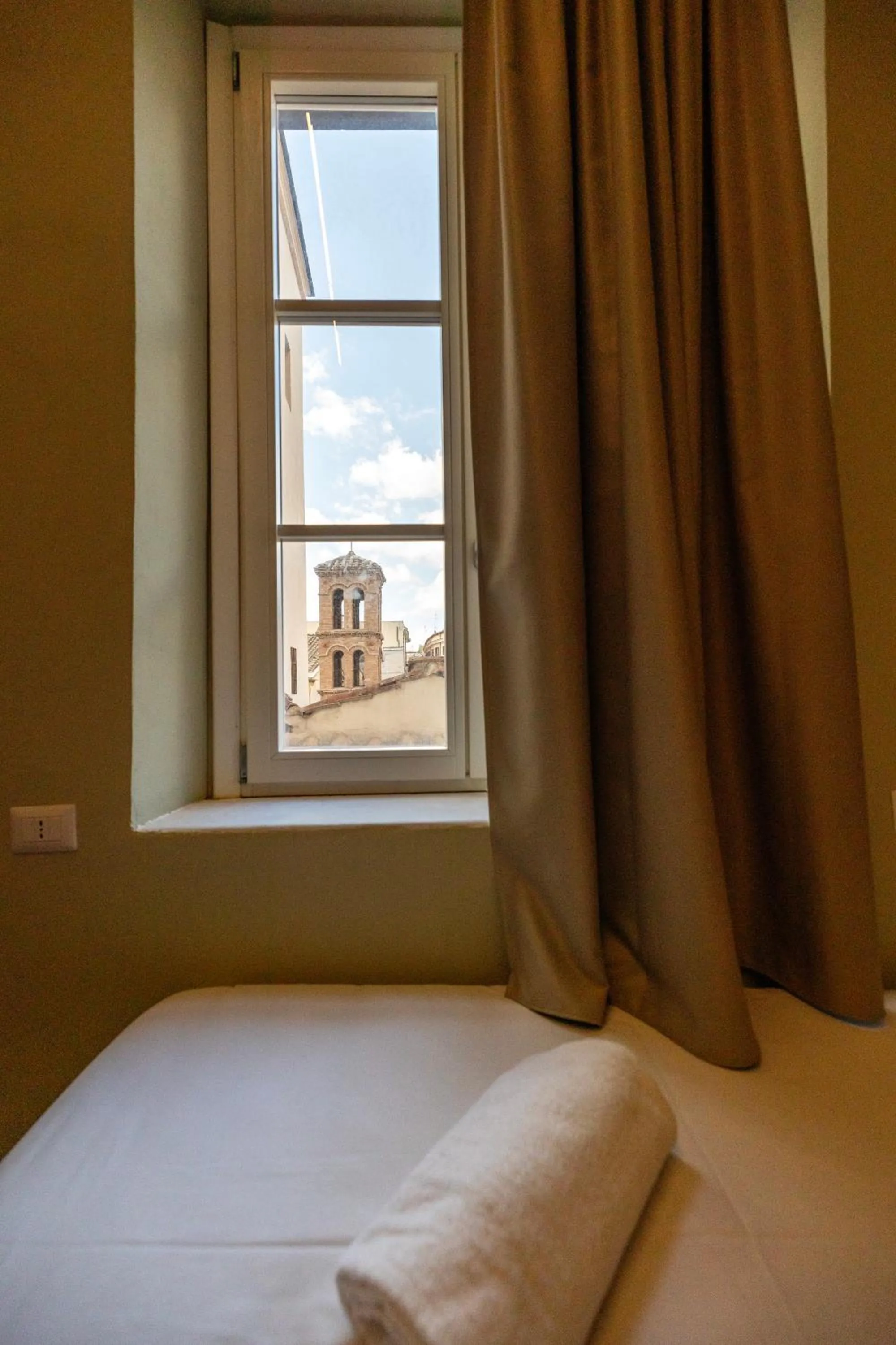 View (from property/room), Bed in Borgo Ripa Urban Travel