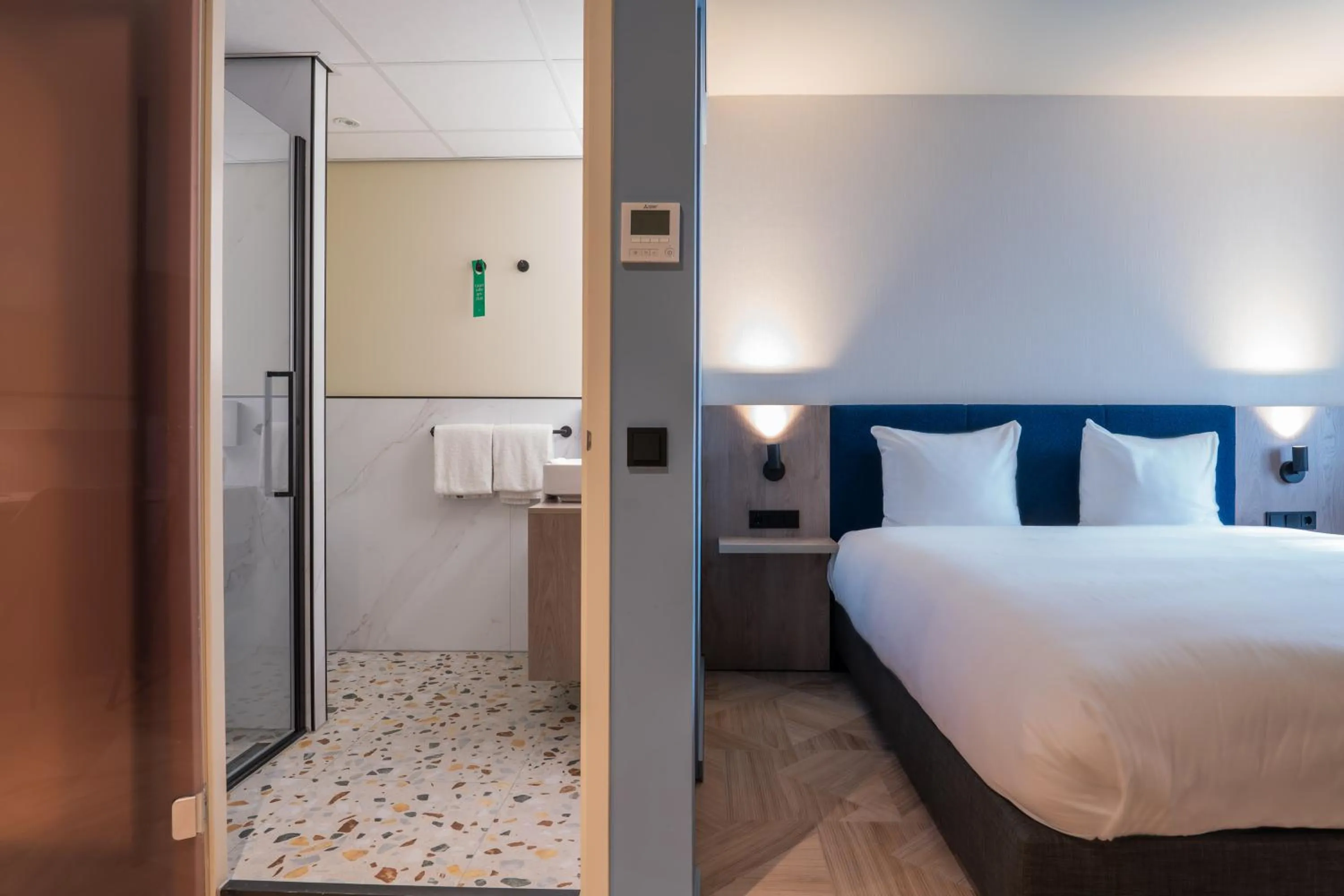 Shower, Bed in Golden Tulip Leiden Centre