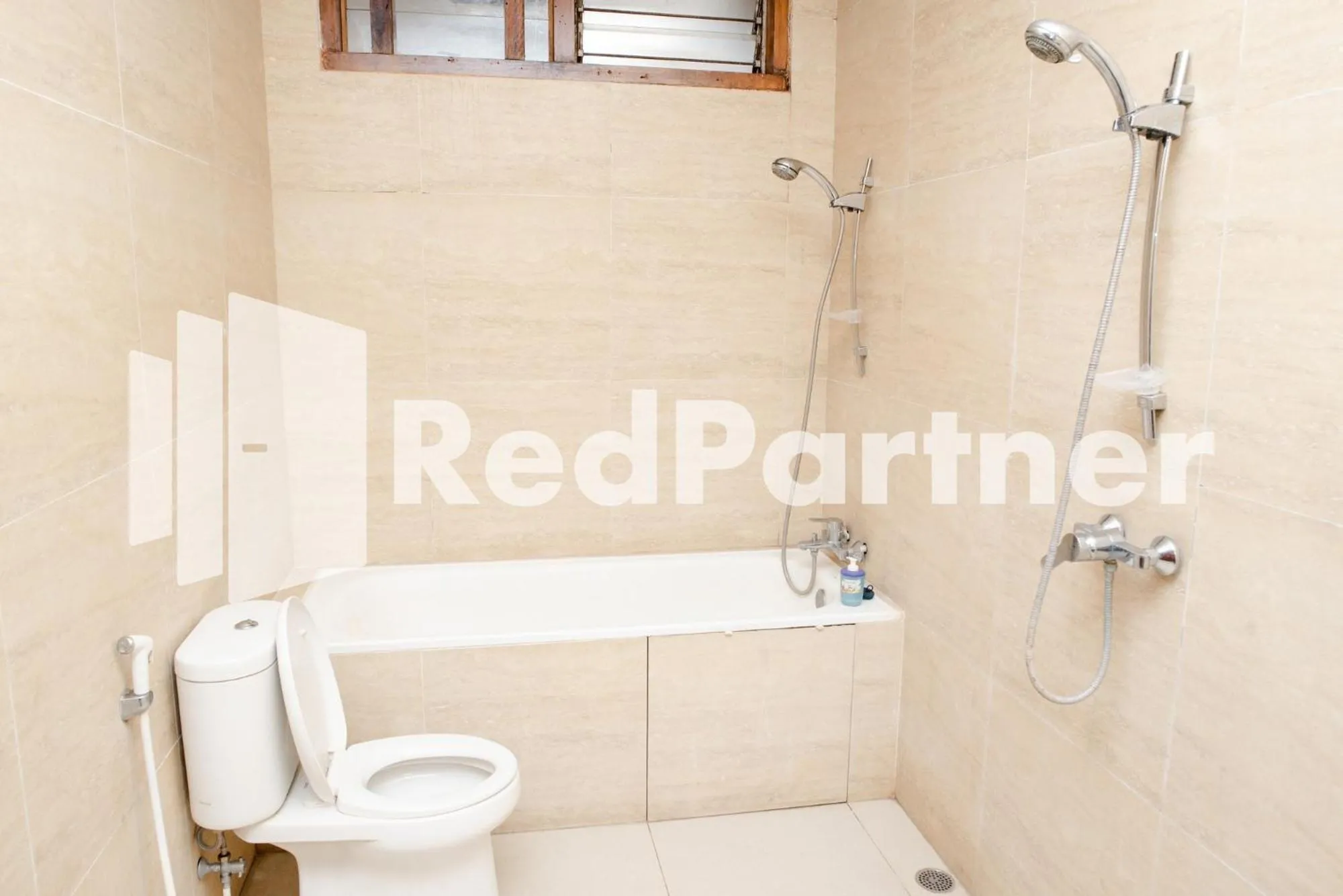 Shower in Mango House Semarang RedPartner