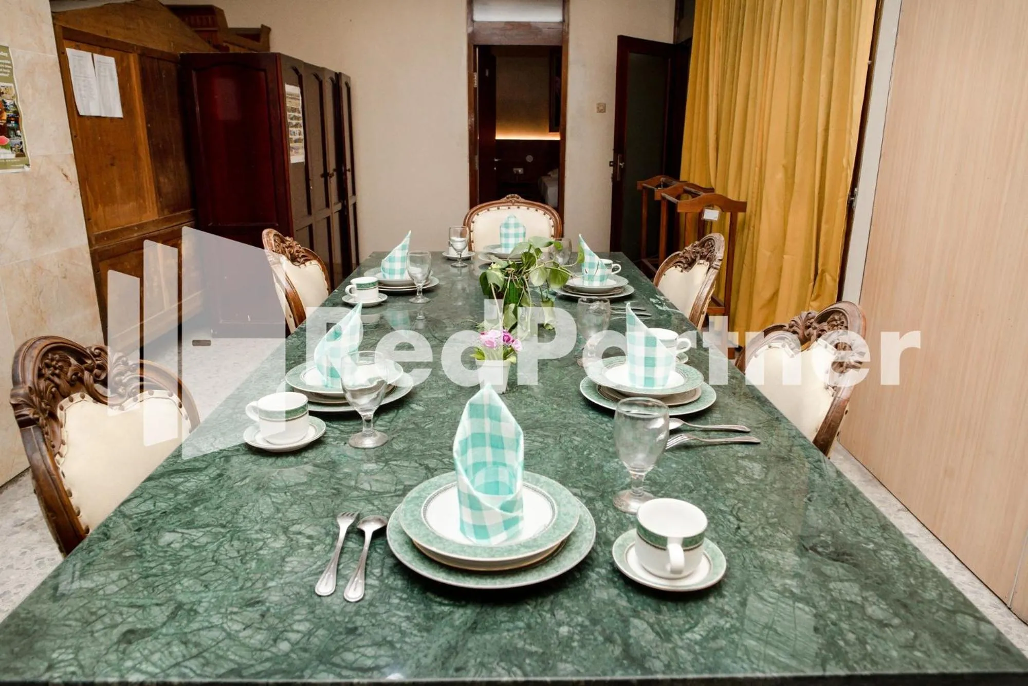 Dining area in Mango House Semarang RedPartner