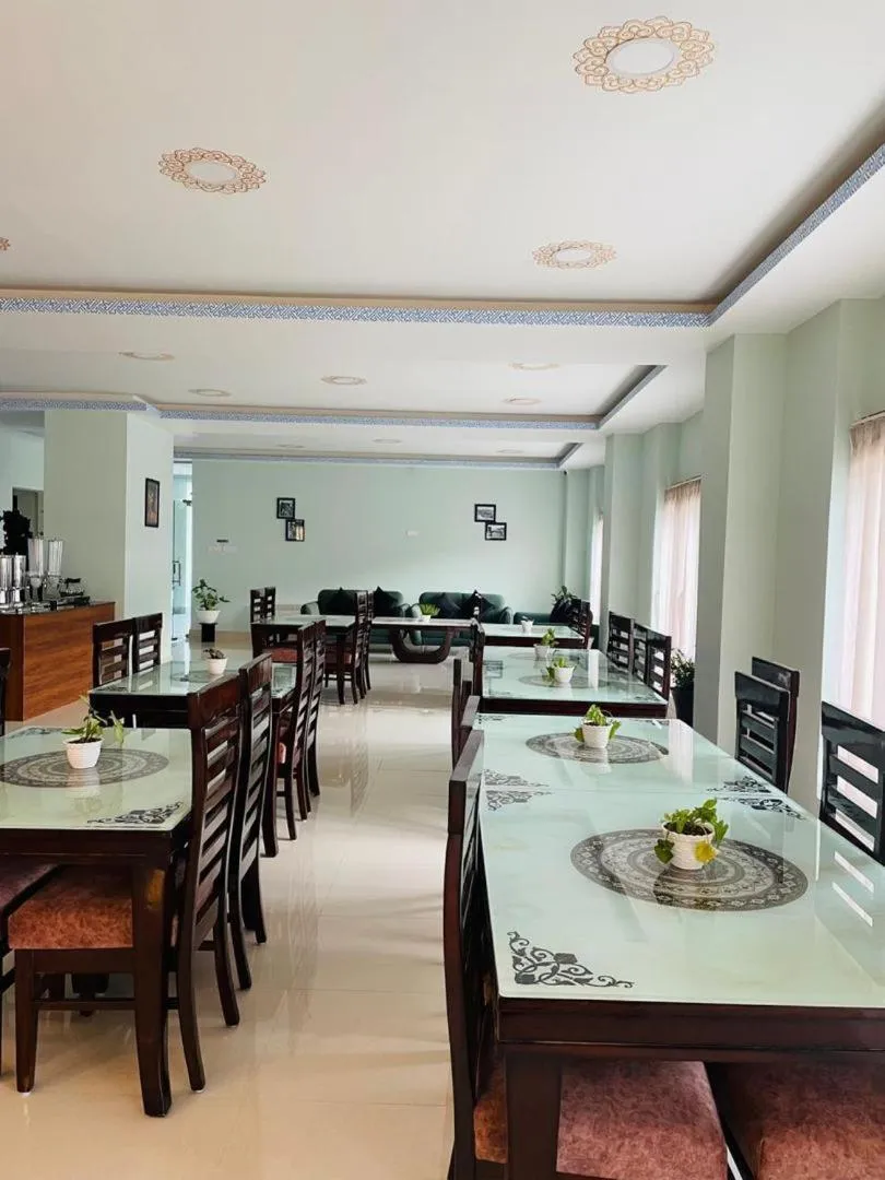 Restaurant/places to eat in Tshongdu Boutique