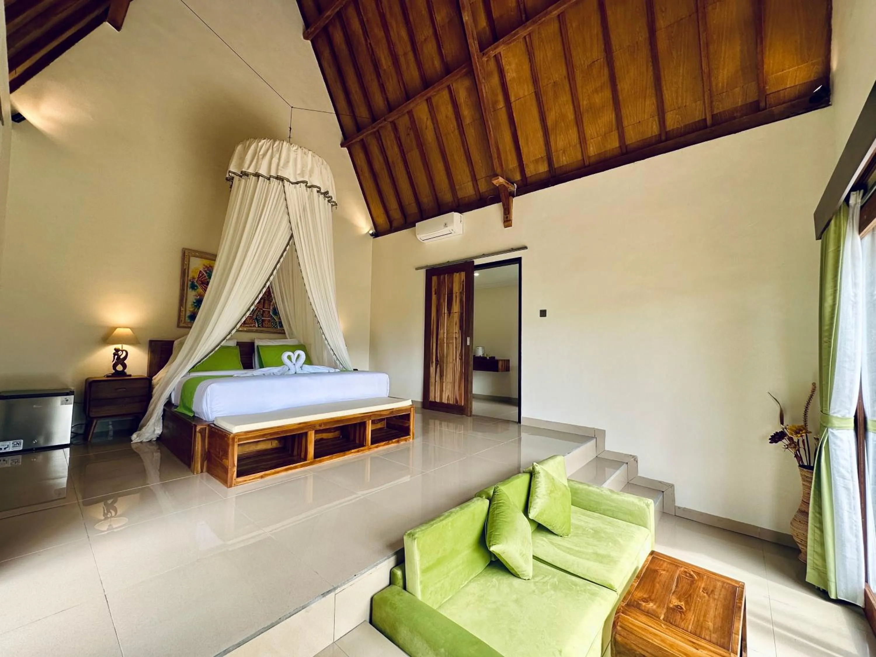 Photo of the whole room, Bed in Green Coco Suite