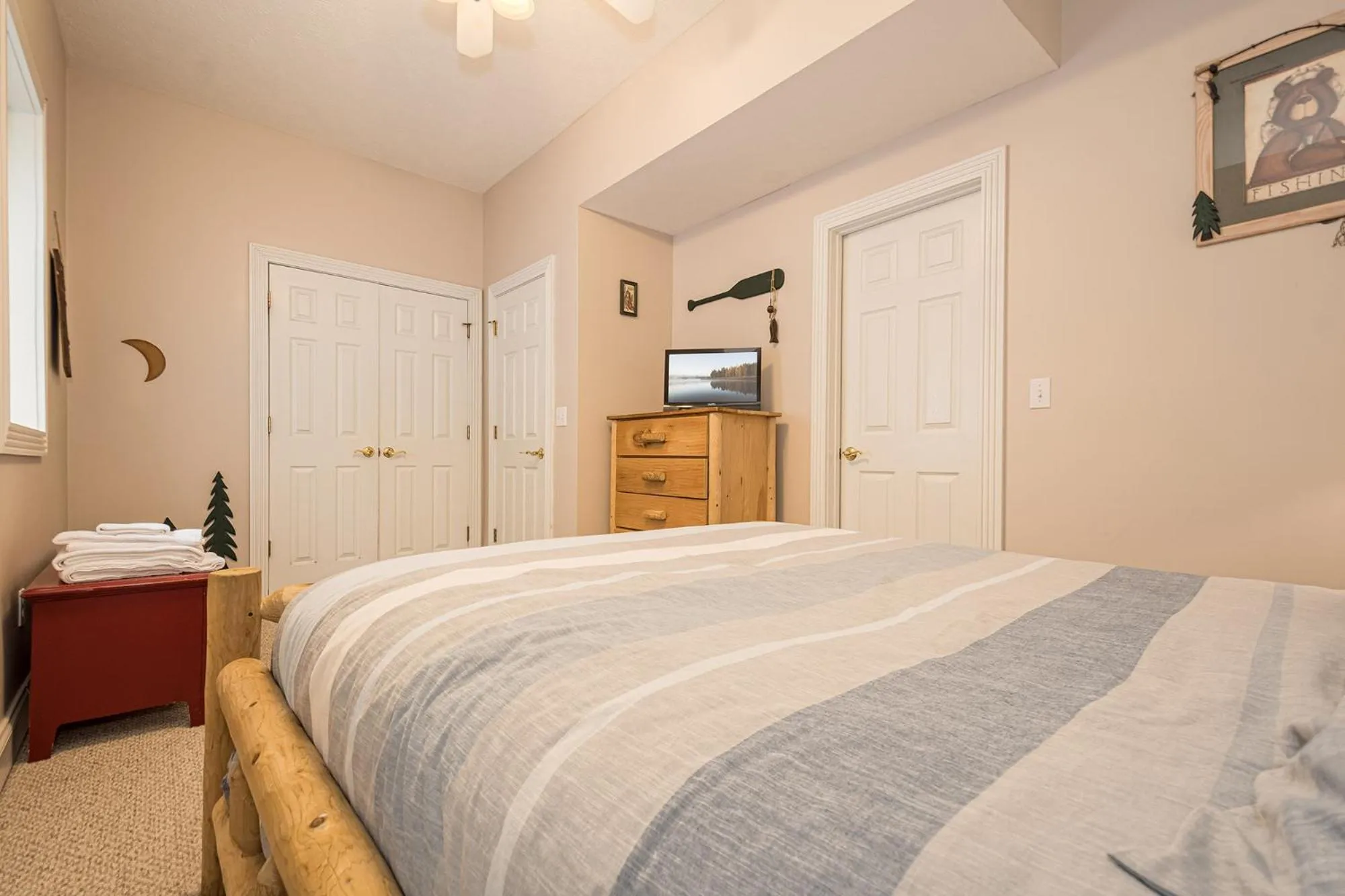 Property building, Bed in Loch Haven