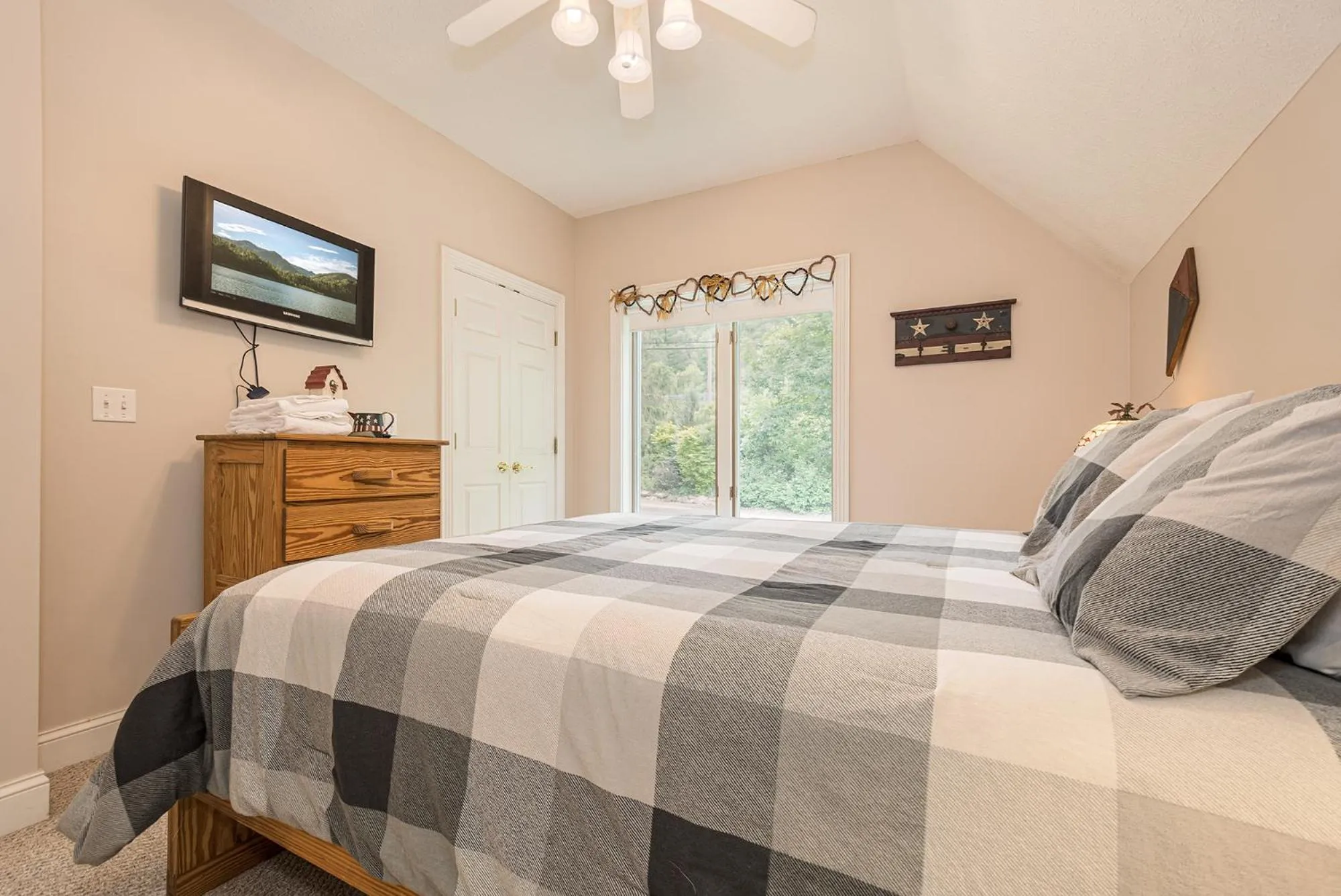 Property building, Bed in Loch Haven