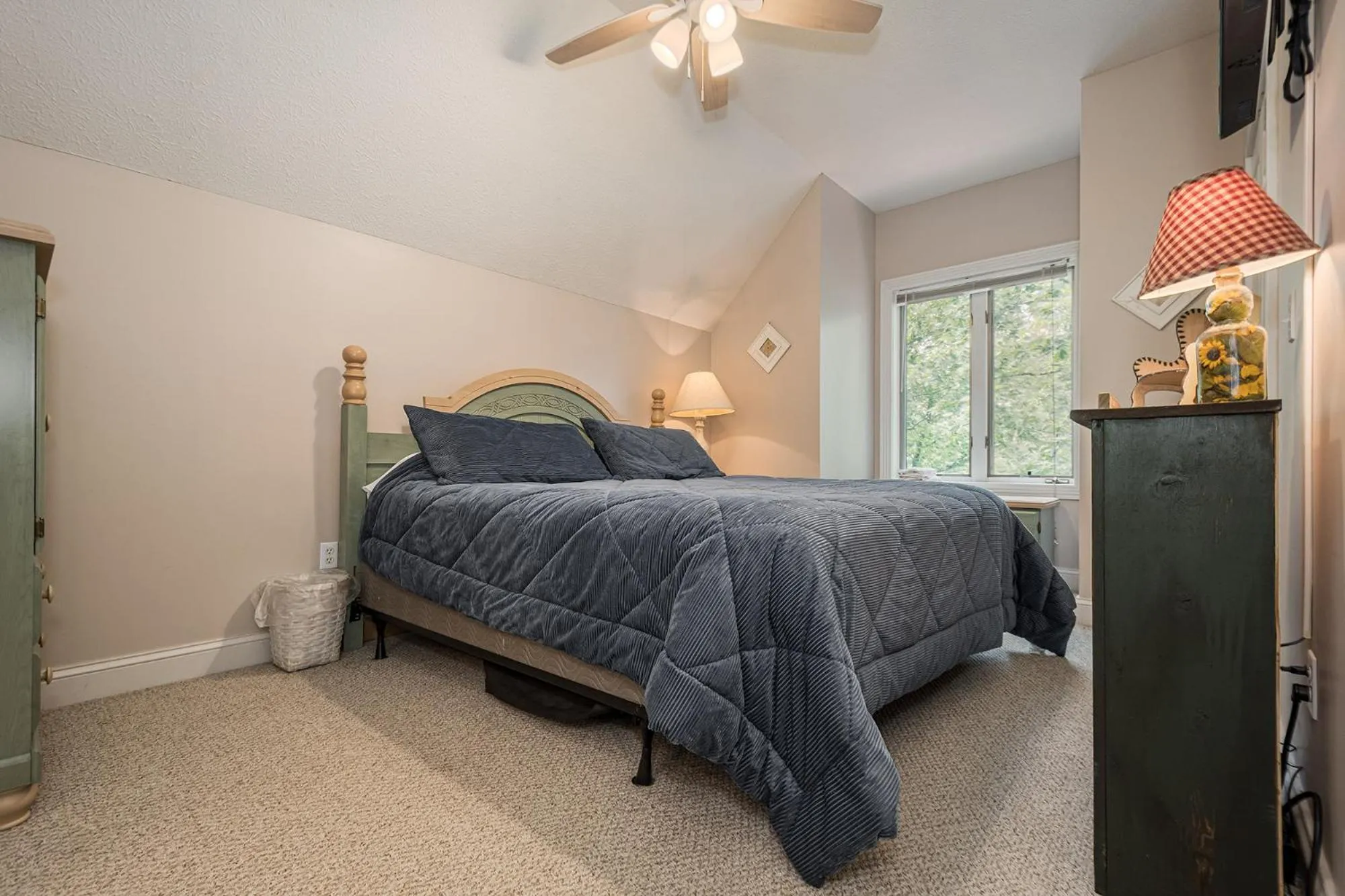 Property building, Bed in Loch Haven