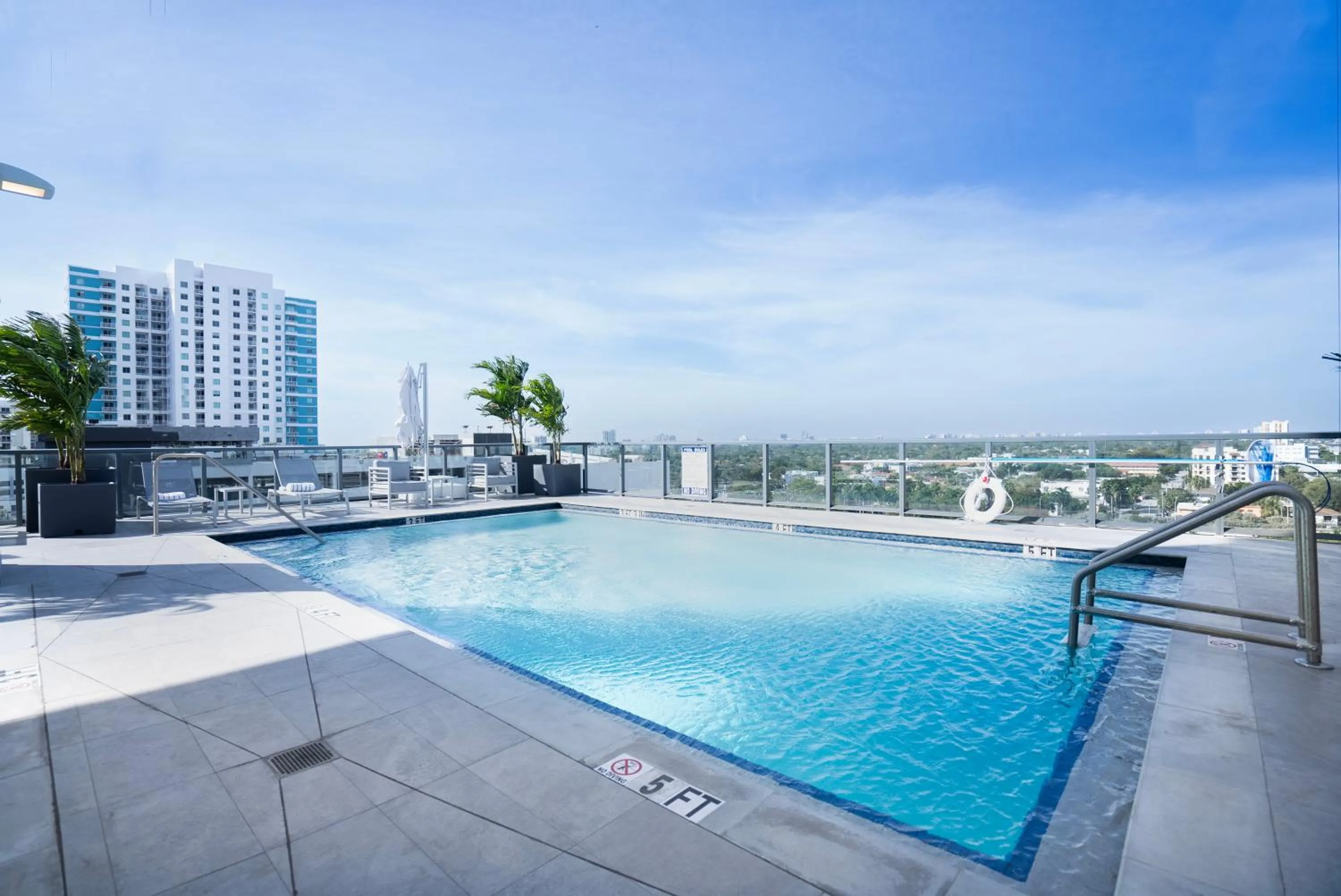 Swimming pool in Smart Brickell Hotel