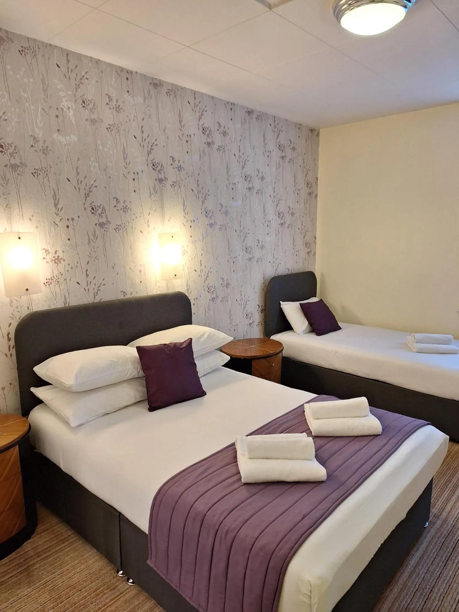 Bedroom, Bed in Heathlands Hotel