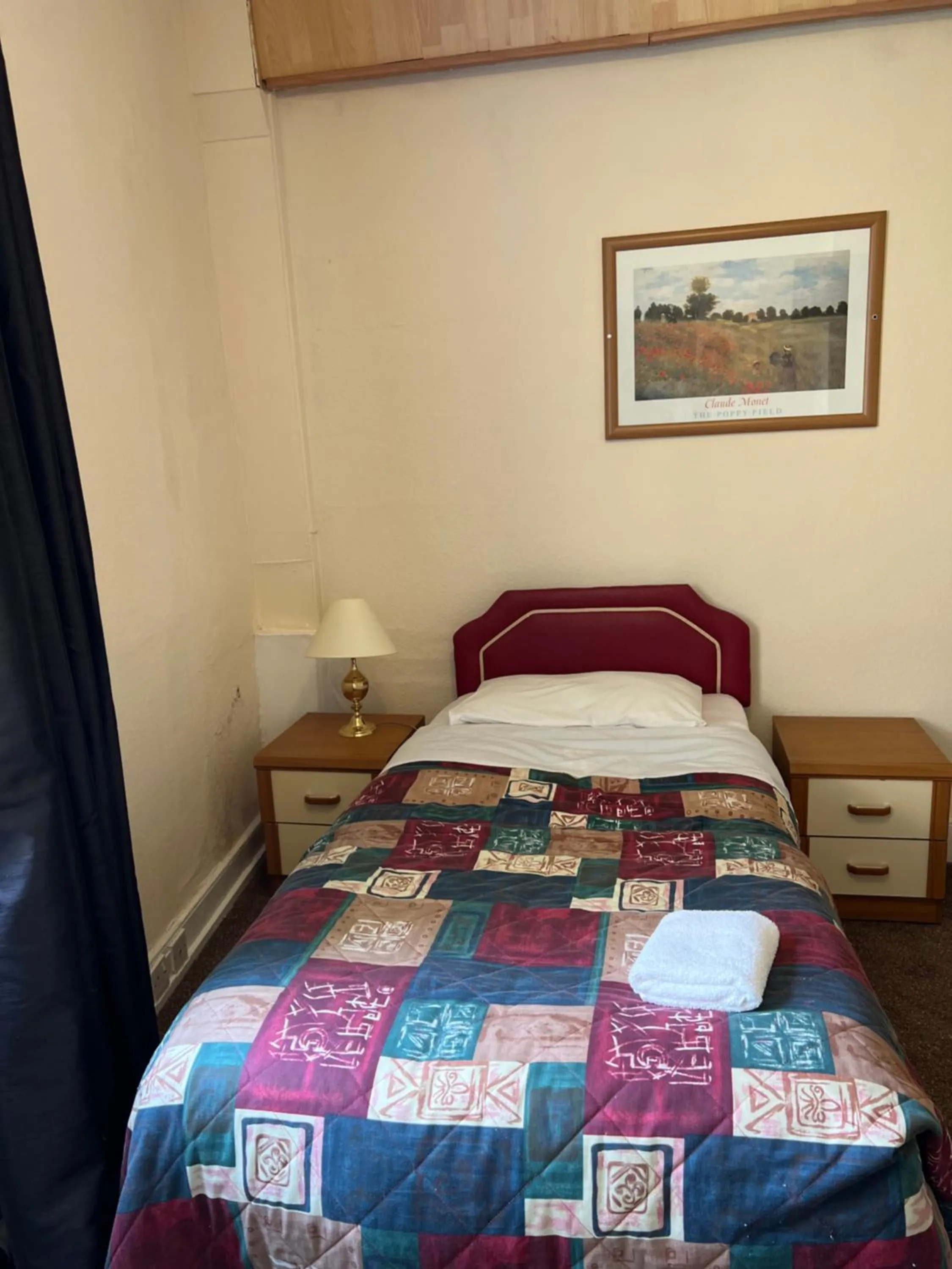 Photo of the whole room, Bed in Strathpeffer Hotel