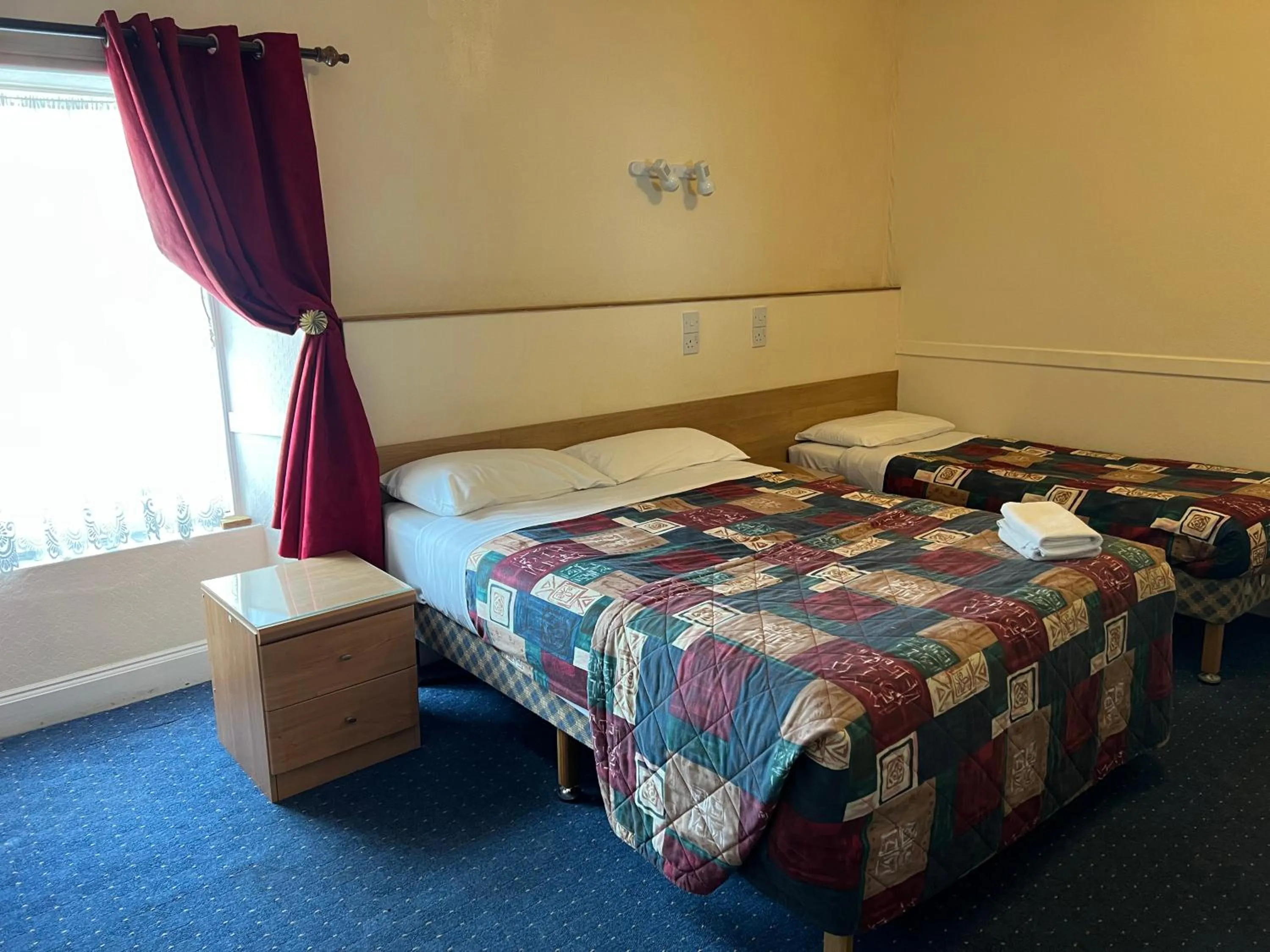 Photo of the whole room, Bed in Strathpeffer Hotel