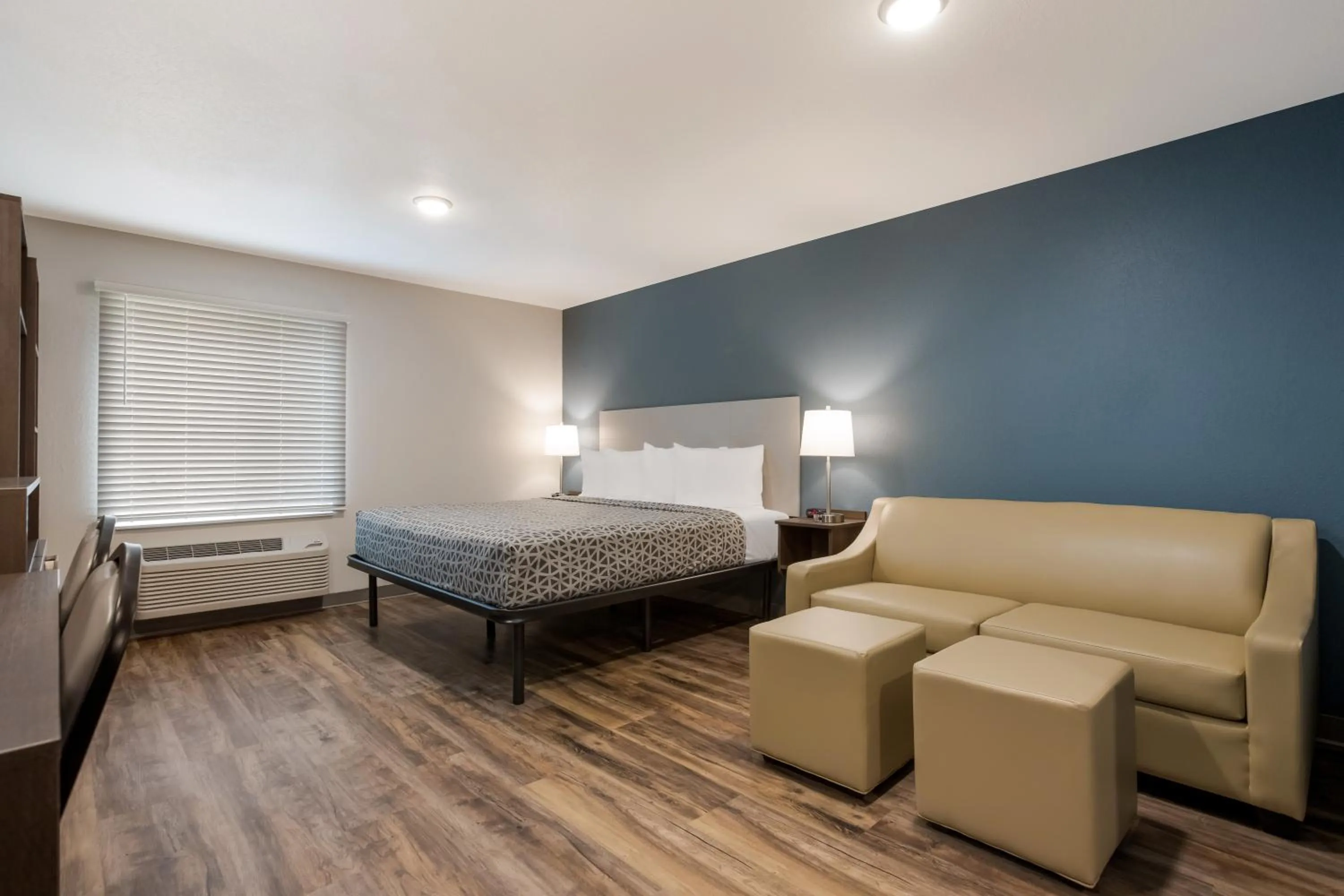 Bedroom, Bed in WoodSpring Suites Indio - Coachella Valley