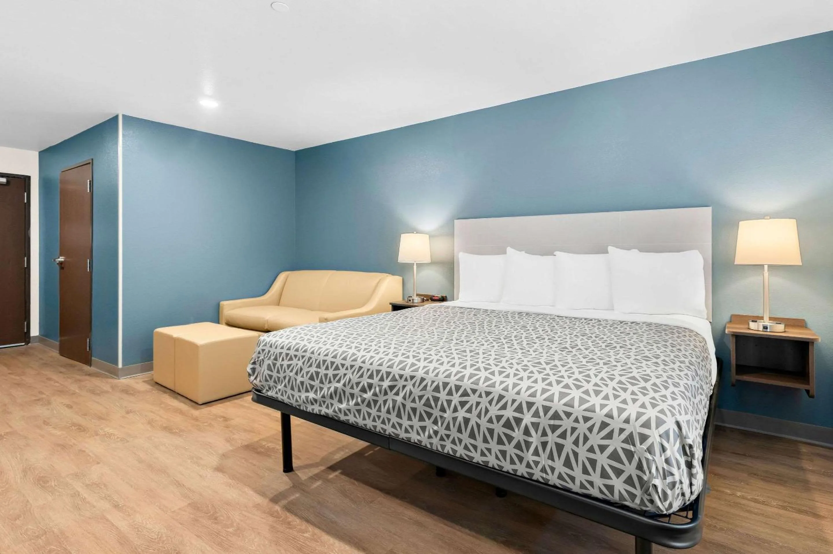 Bedroom, Bed in WoodSpring Suites Indio - Coachella Valley