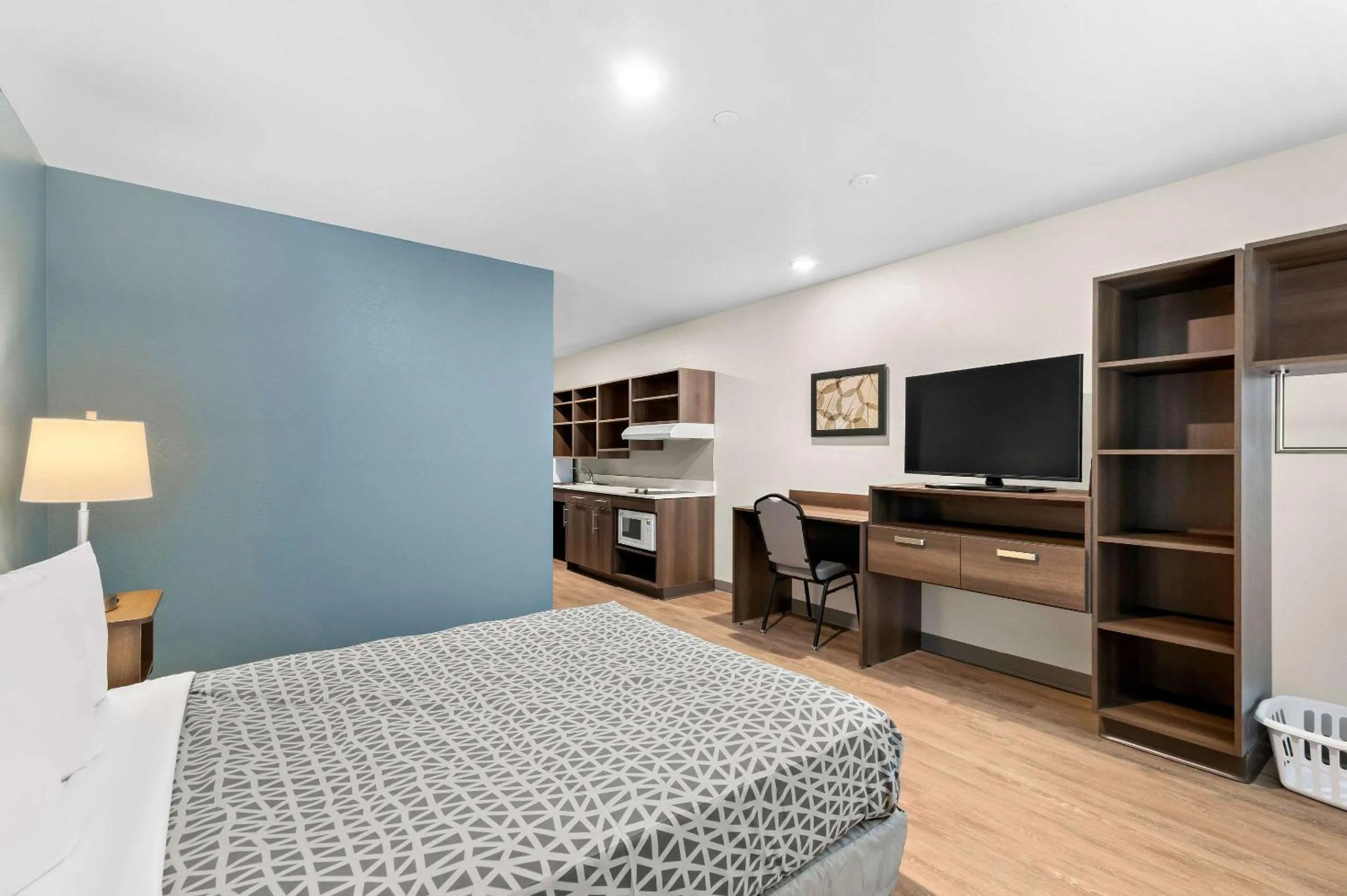 Bedroom, Bed in WoodSpring Suites Indio - Coachella Valley