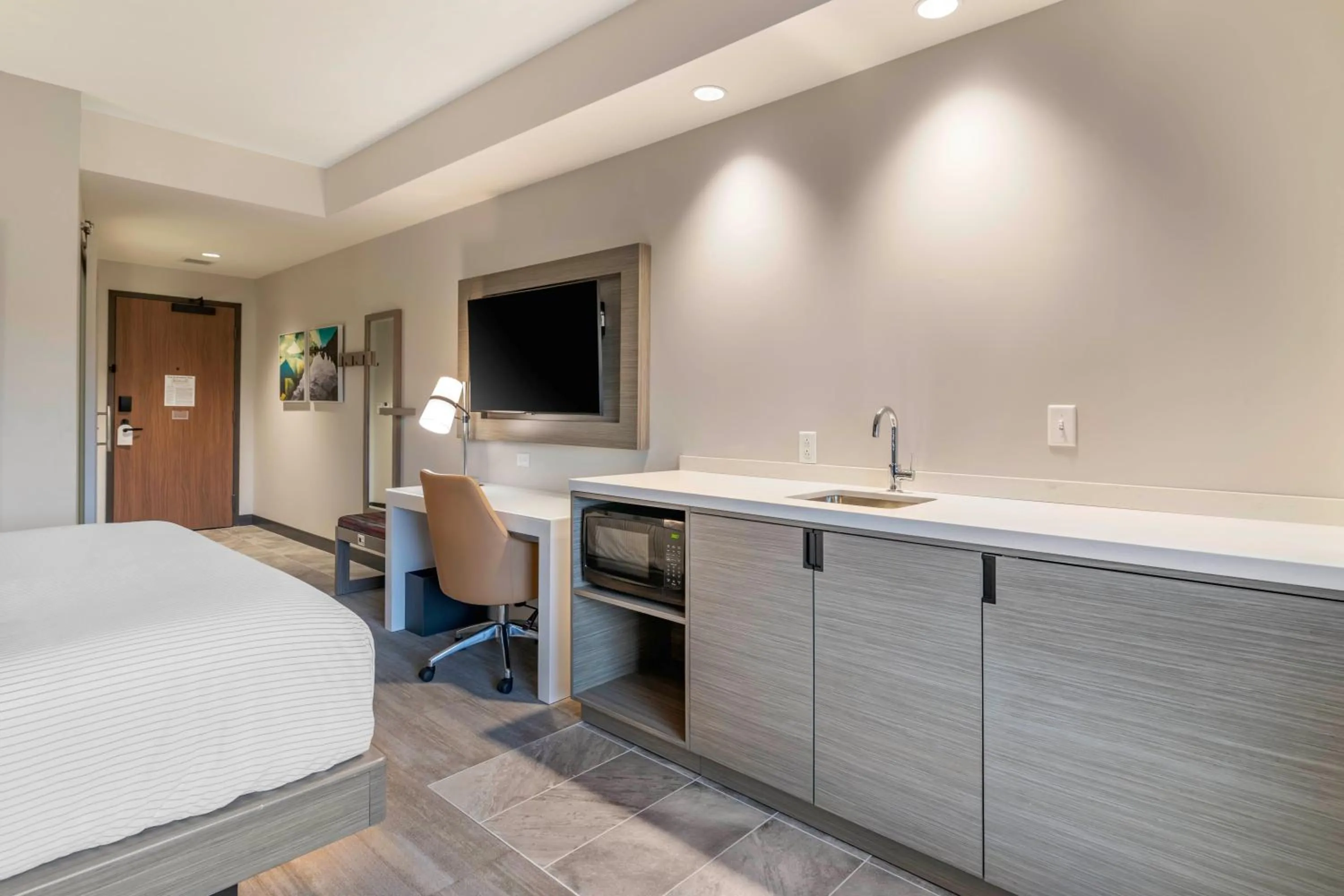 TV and multimedia, Bed in Cambria Hotel Lake Placid - Lakeside Resort