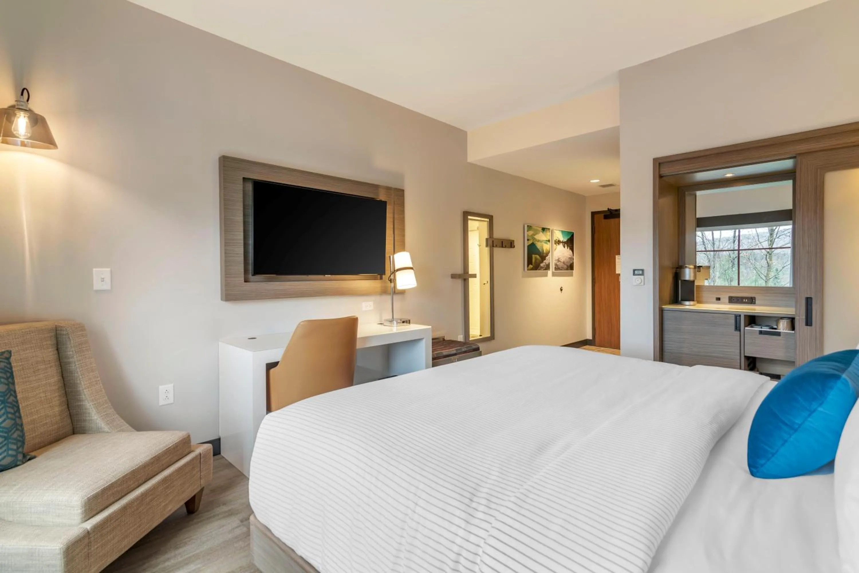 Photo of the whole room, Bed in Cambria Hotel Lake Placid - Lakeside Resort