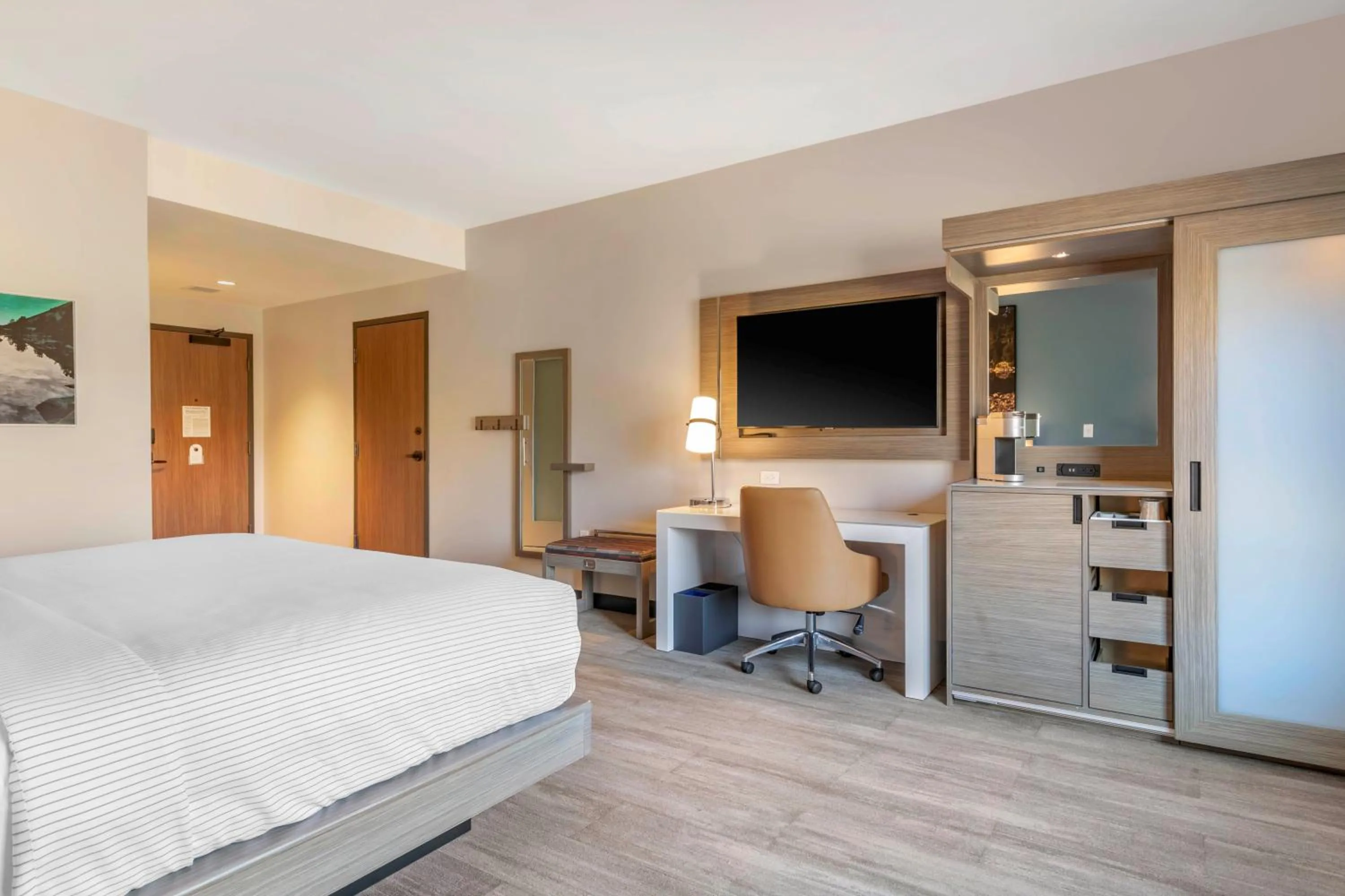 Photo of the whole room, Bed in Cambria Hotel Lake Placid - Lakeside Resort