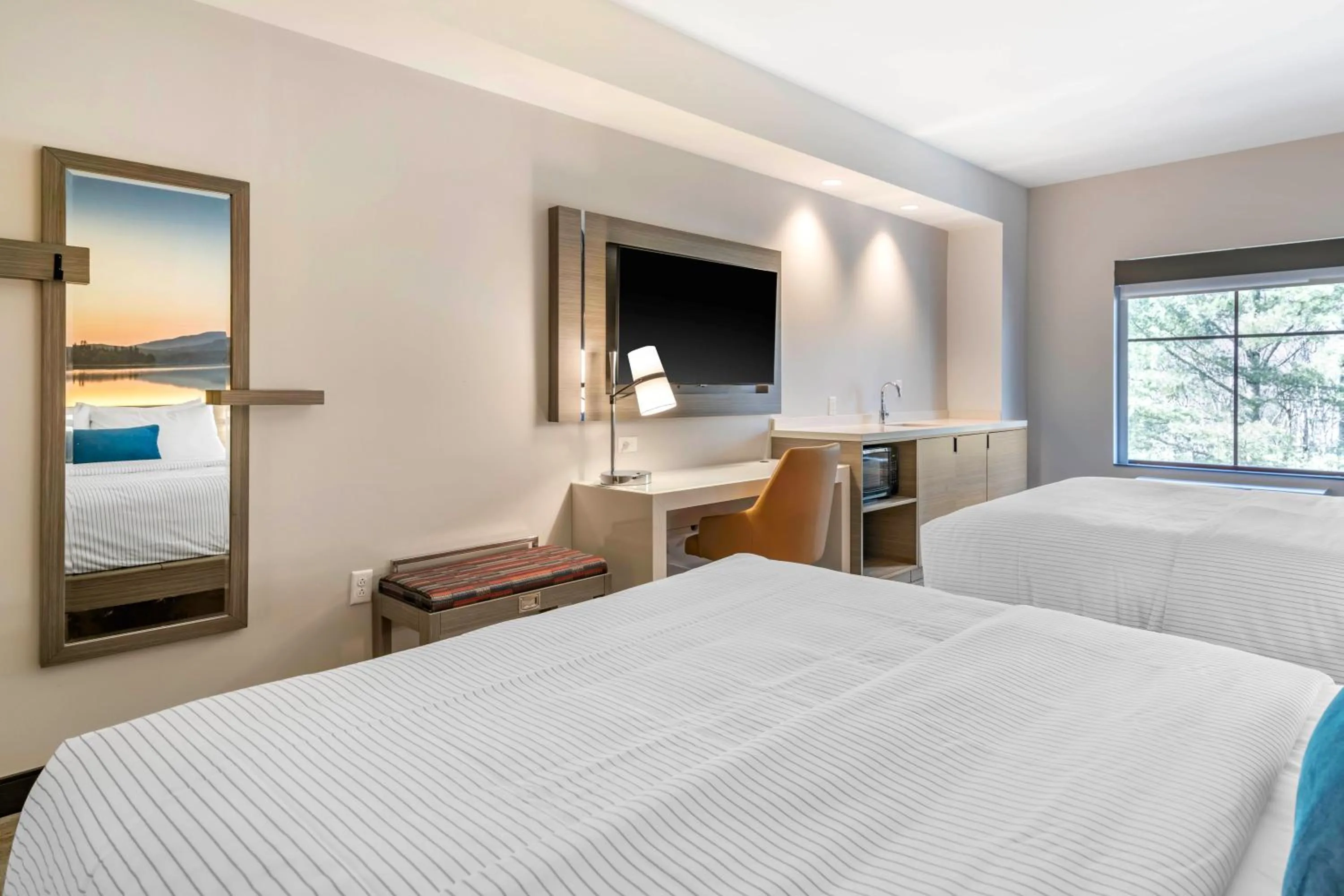 TV and multimedia, Bed in Cambria Hotel Lake Placid - Lakeside Resort